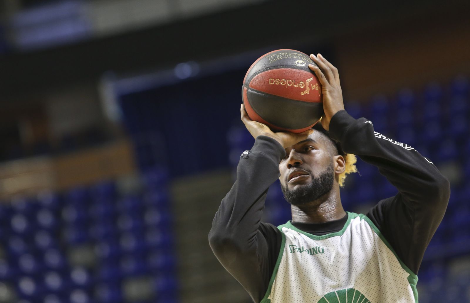 Lessort lanza en un entrenamiento.