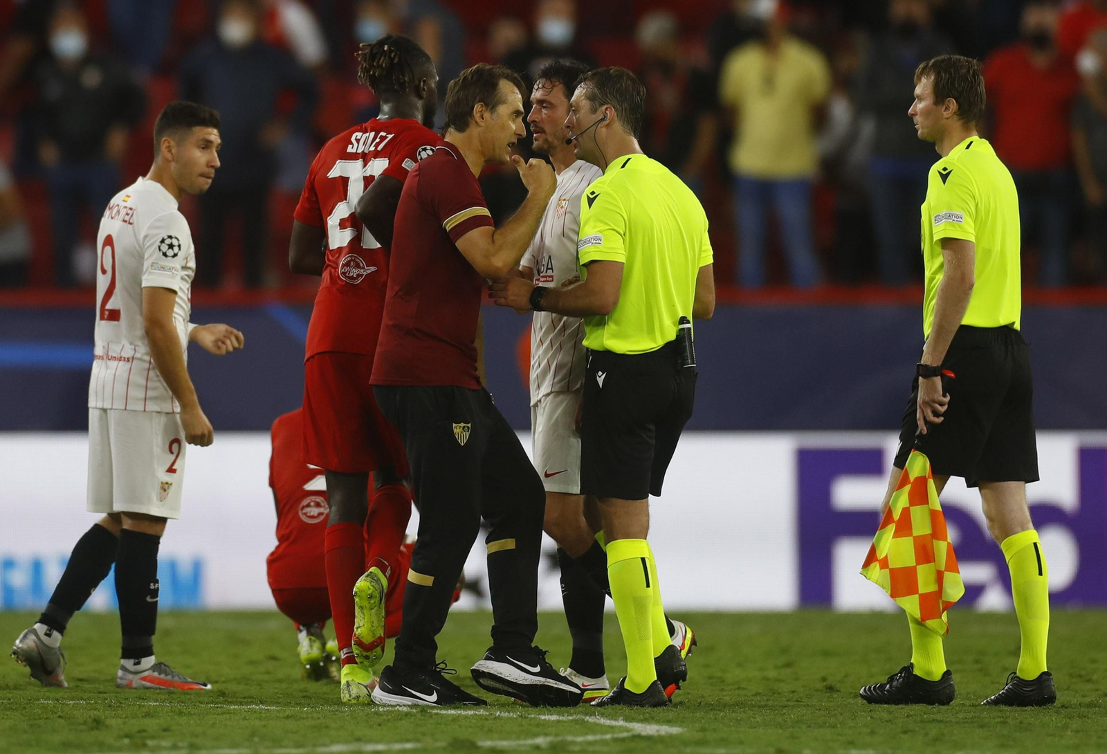 Lopetegui dialoga con el árbitro al finalizar el partido.