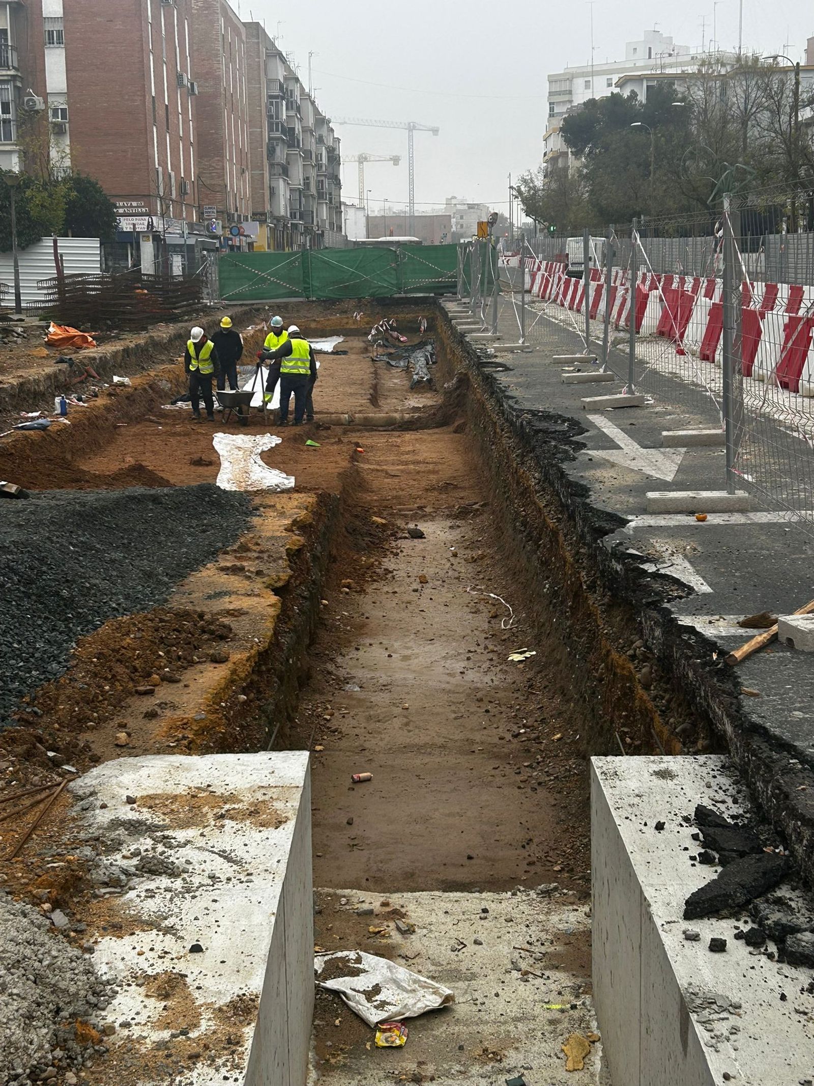 Arqueólogos en la obra del Metro de Doctor Fedriani
