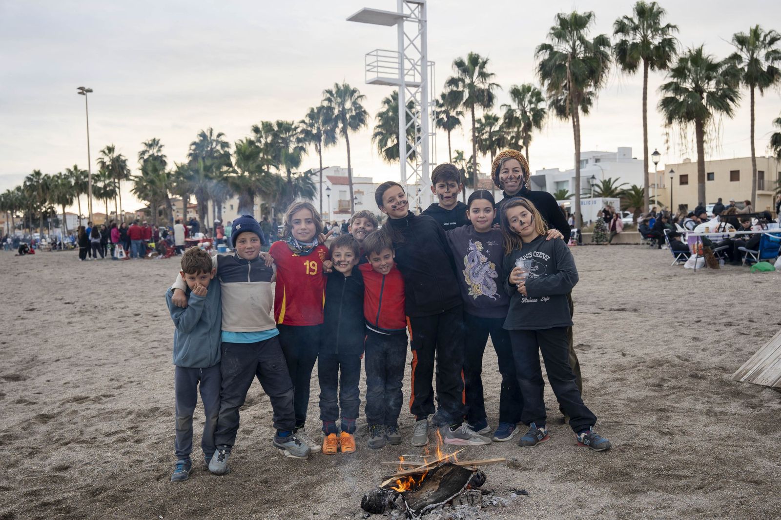 Las moragas reúnen a miles de personas en Roquetas para celebrar el final de año