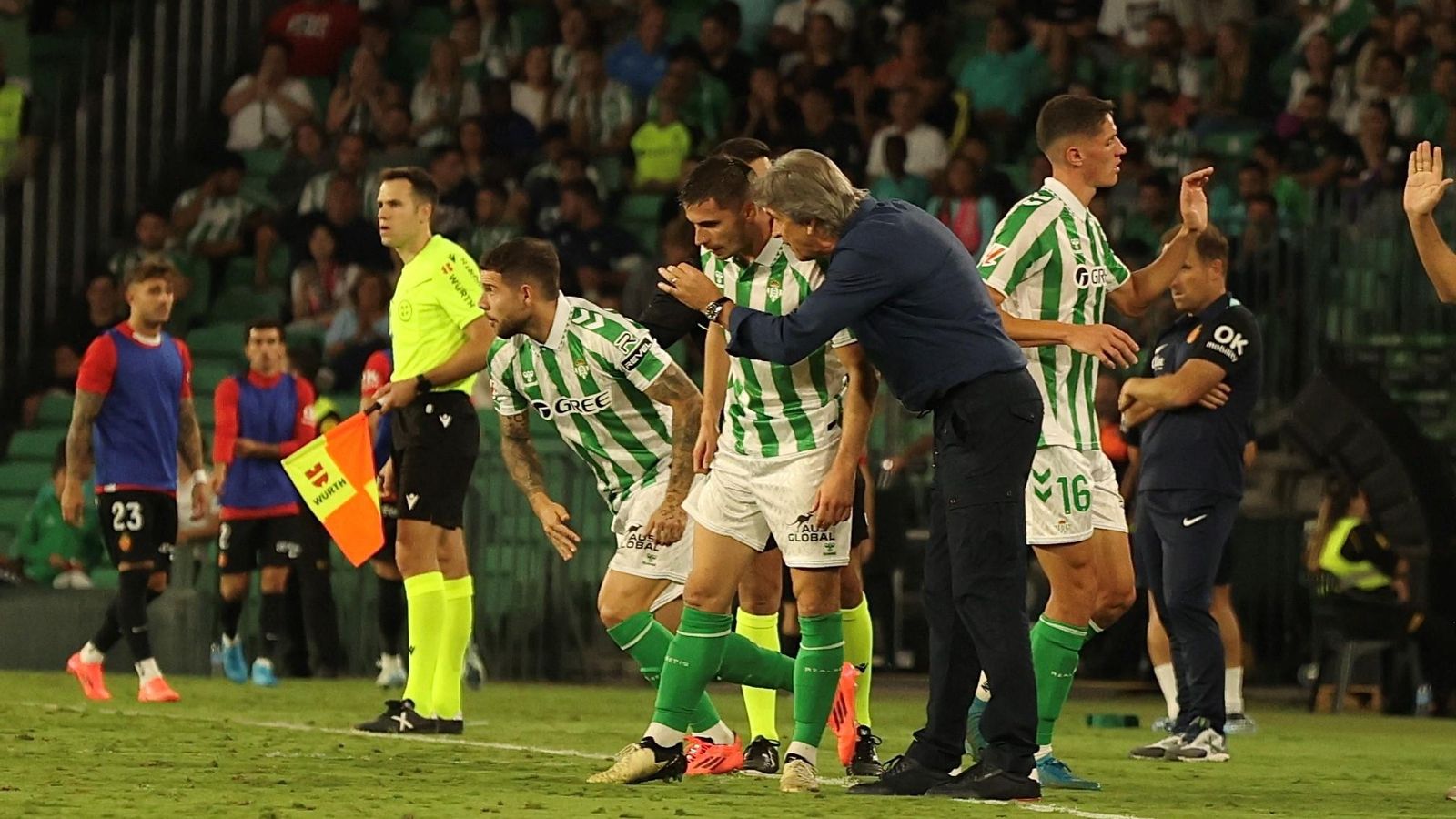 Pellegrini da instrucciones a Perraud al entrar al campo.