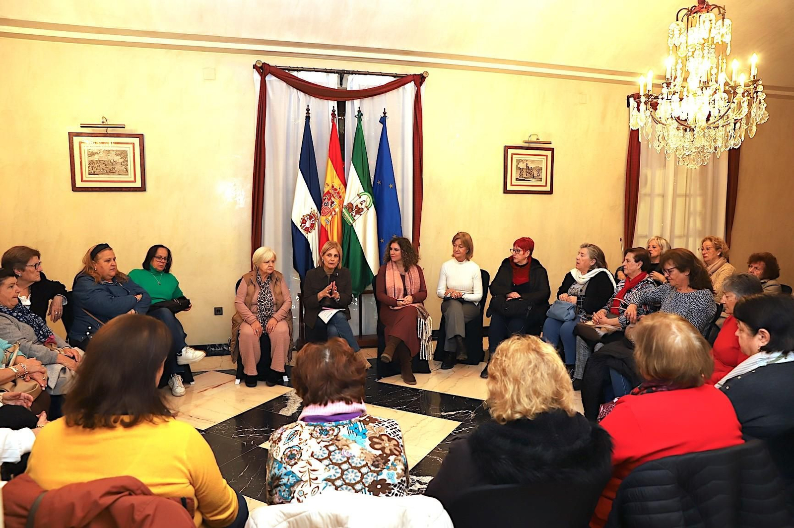 La alcaldesa de Jerez, María José García-Pelayo, mantiene un encuentro con la Federación de Asociaciones de Mujeres ‘La Voz de las Mujeres’.