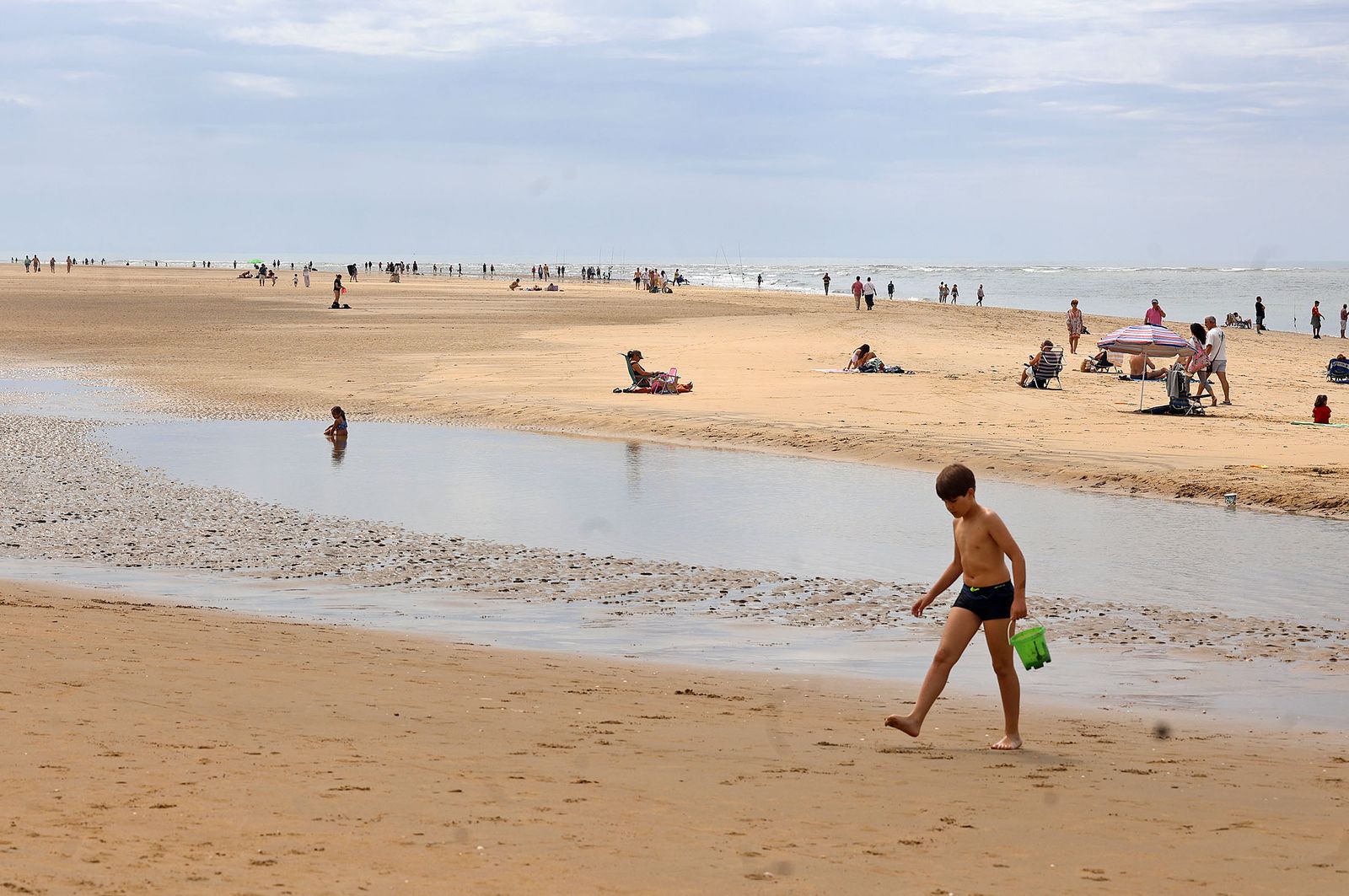 Imágenes del ambiente en la playa de El Portil durante la mañana del 1 de mayo