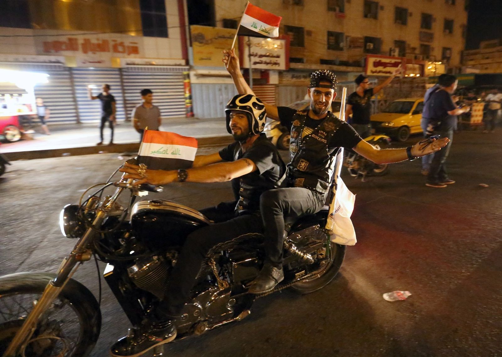 Do jóvenes celebrando la liberación de Mosul el pasado 10 de julio por las calles de Bagdad.