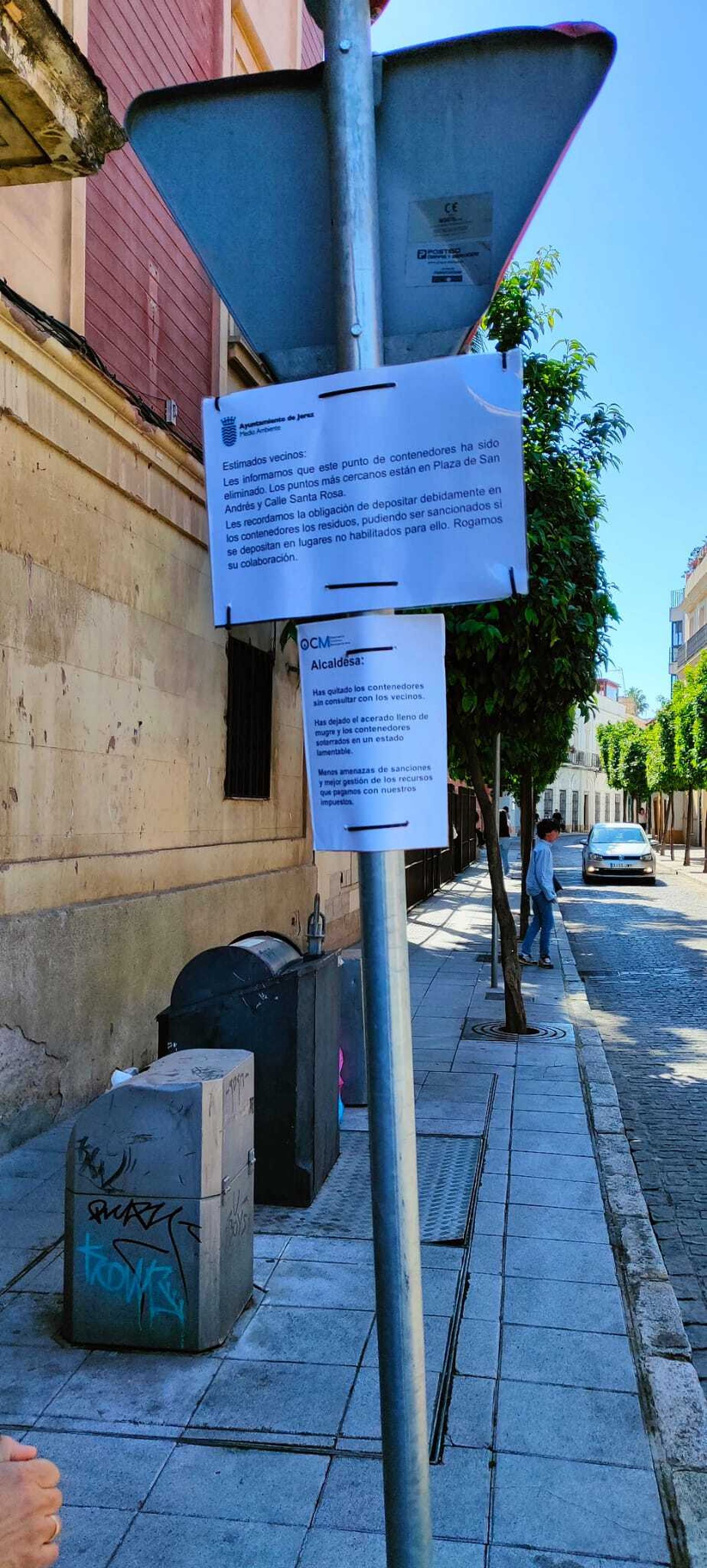 Carteles instalados en la calle Rosario, junto a los contenedores soterrados.