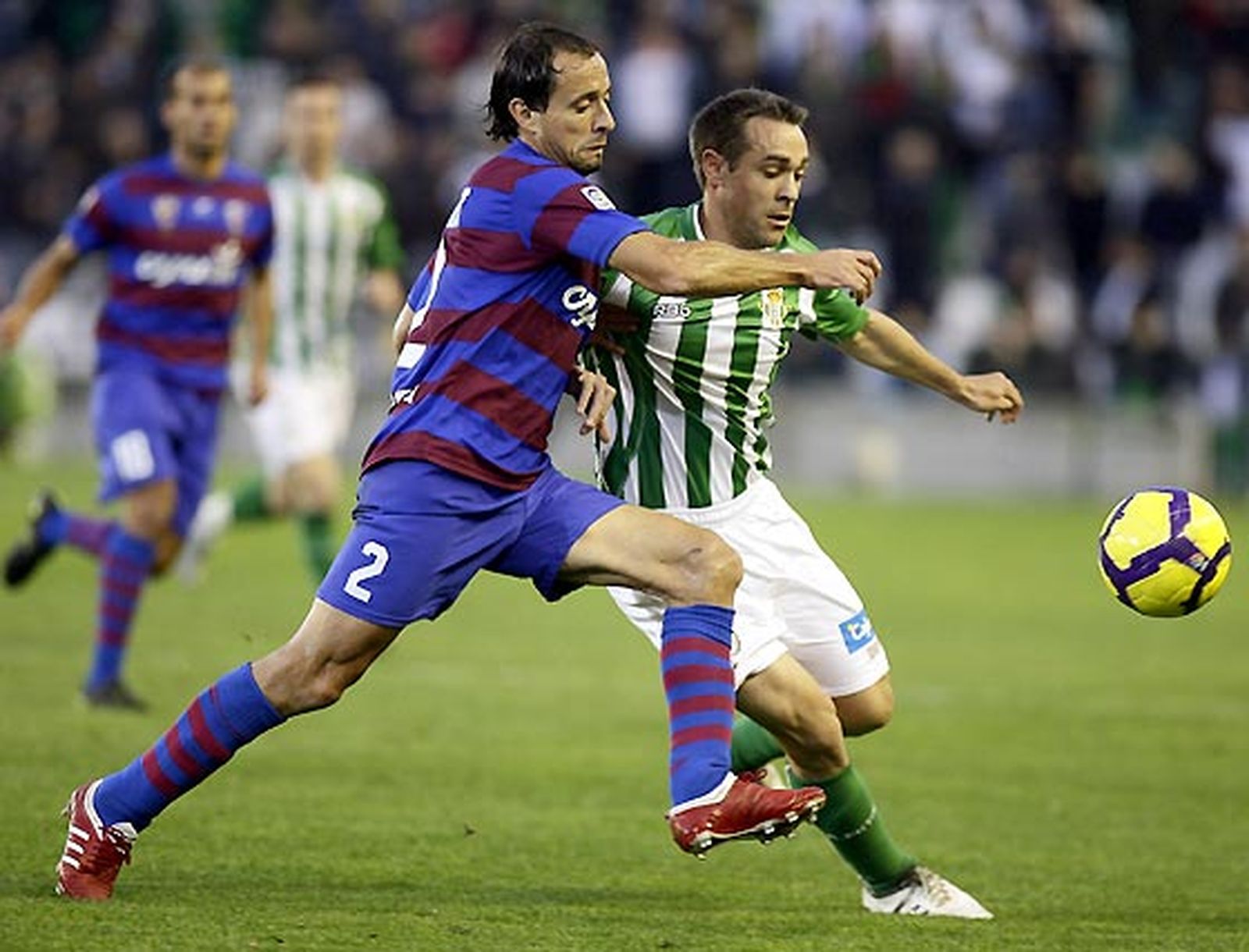 El Betis deja escapar dos puntos ante el Huesca (1-1) en los últimos compases de un partido en el que los de Antonio Tapia terminaron con dos expulsados.

Foto: Antonio Pizarro