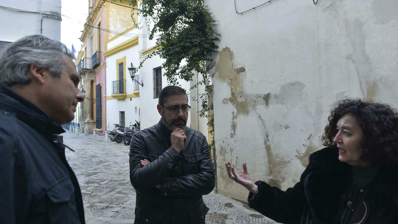 El arquitecto Francisco Reina, el arqueólogo Miguel Ángel Tabales e Isabel Rodríguez, directora el Alcázar, en la calle que en el siglo XI era parte el palacio..