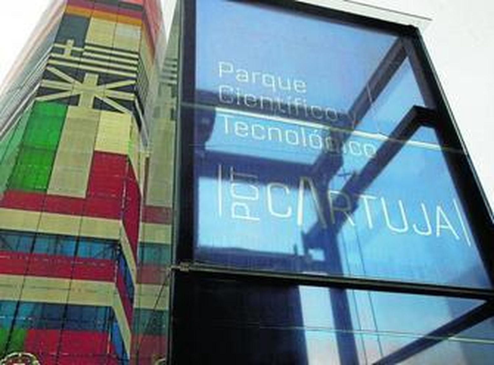 Puerta de acceso a las oficinas de la sociedad gestora del parque.