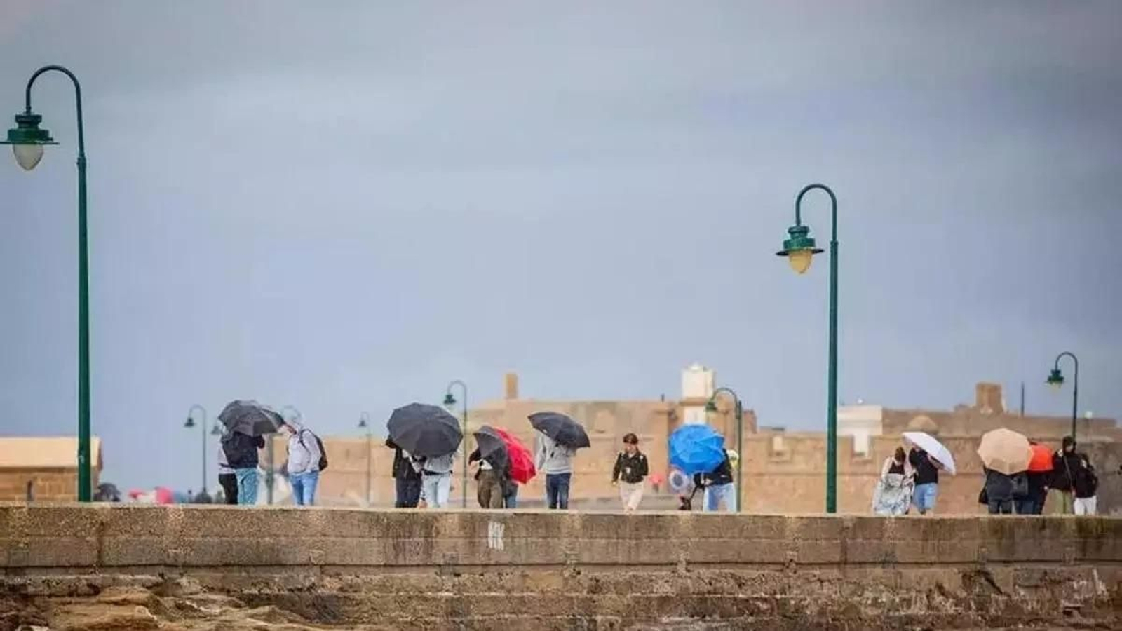 La playa de La Caleta, en un día de mal tiempo