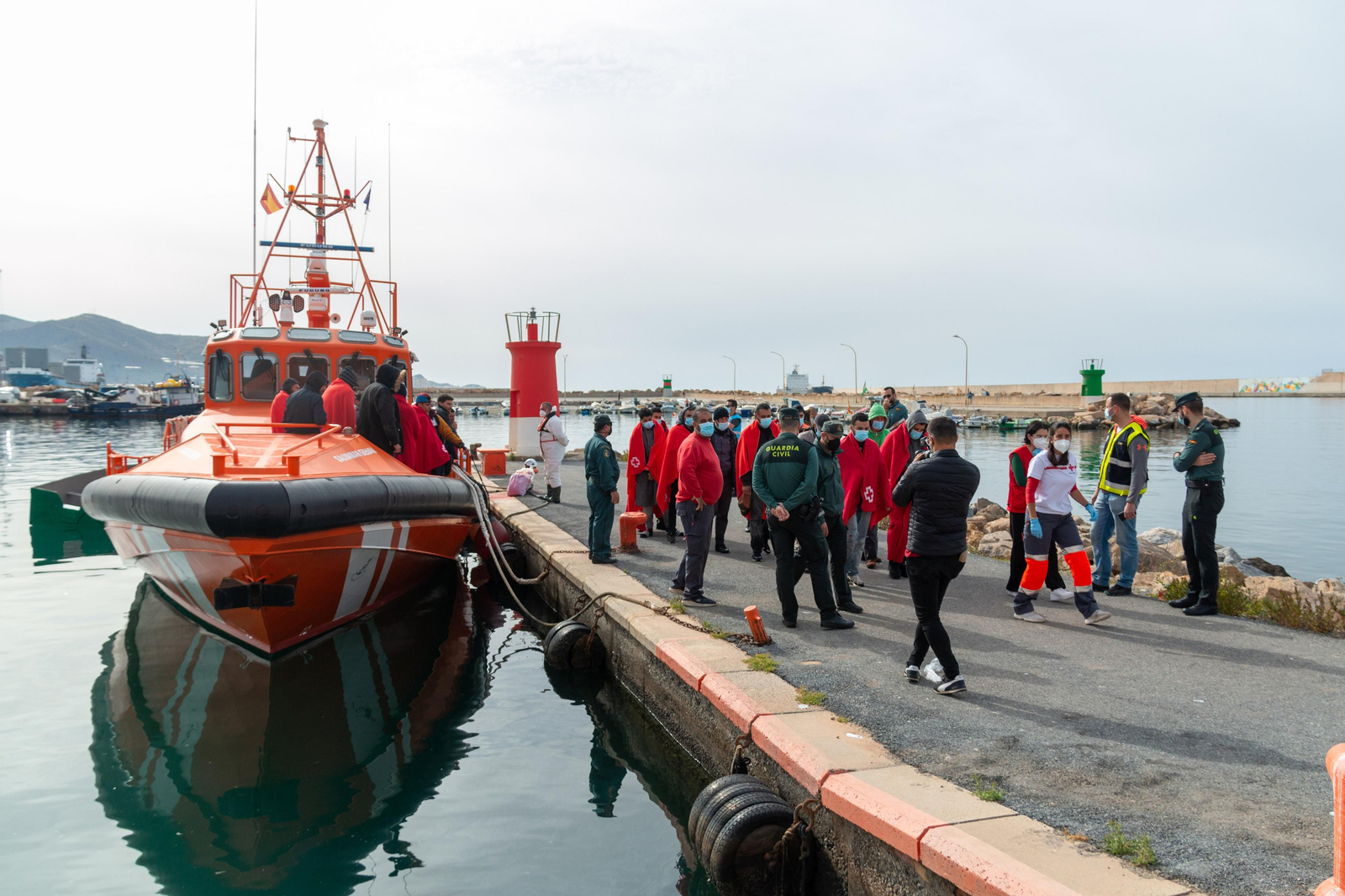 Rescatan a 26 personas de una patera cerca del Cabo Sacratif de Motril (Granada)