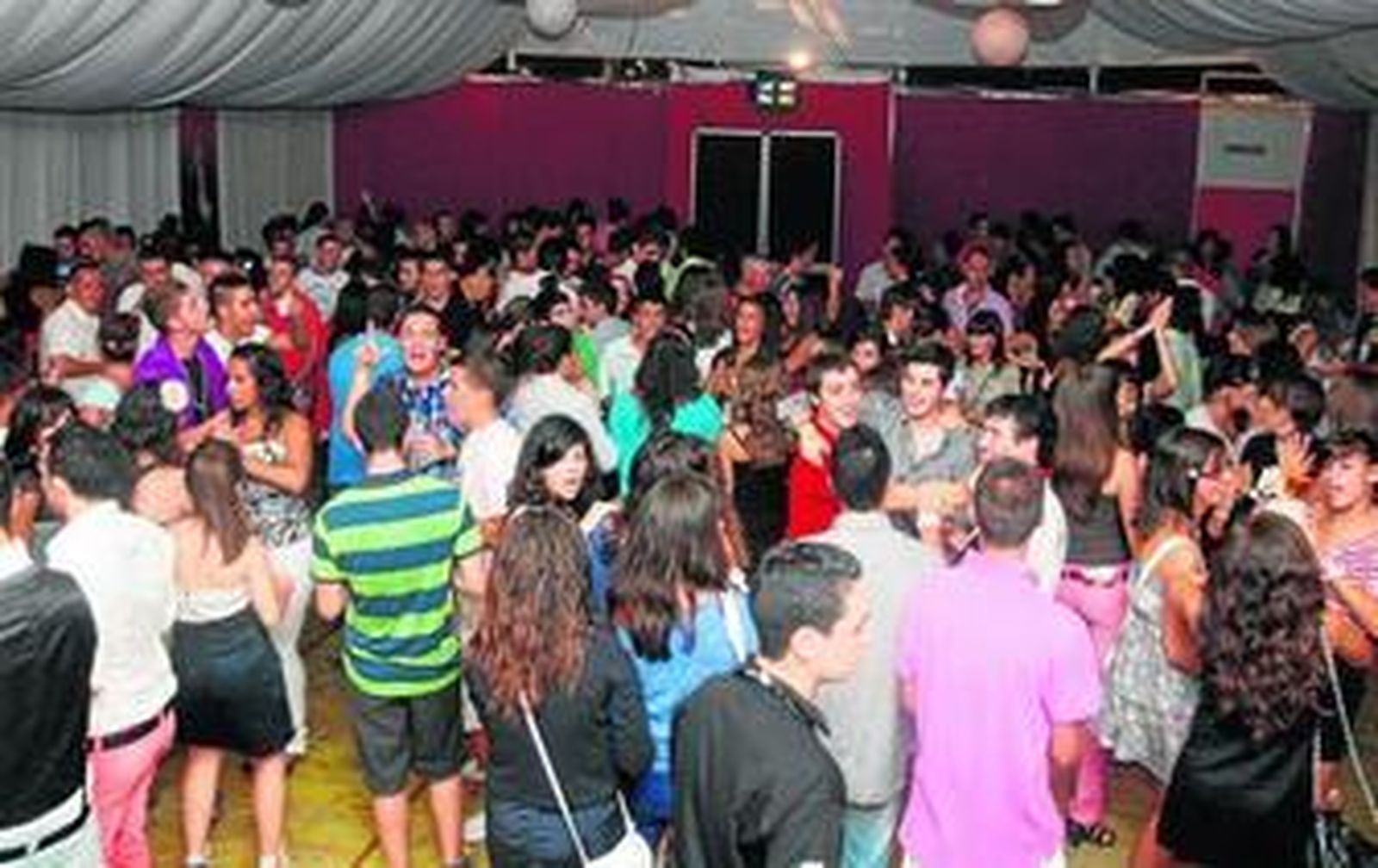 La caseta La Lola muy ambientada por jóvenes linenses que disfrutan de las últimas horas de la Feria.