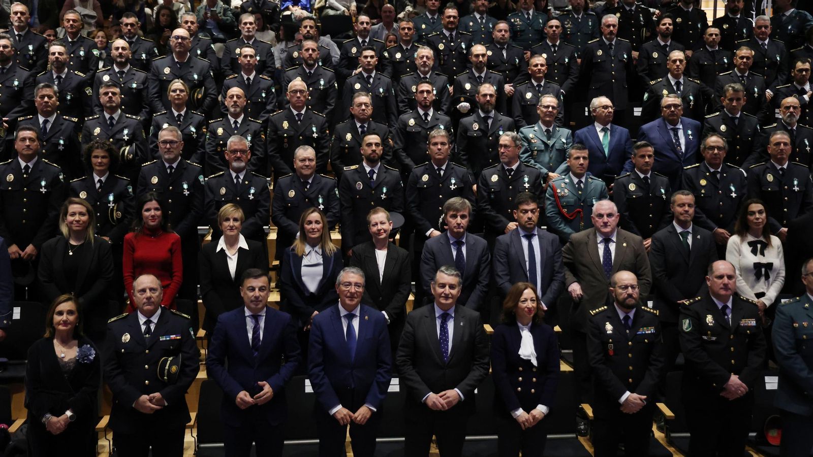 Los policías, guardias civiles y autoridades presentes posan para una fotografía. Los policías, guardias civiles y autoridades presentes posan para una fotografía.