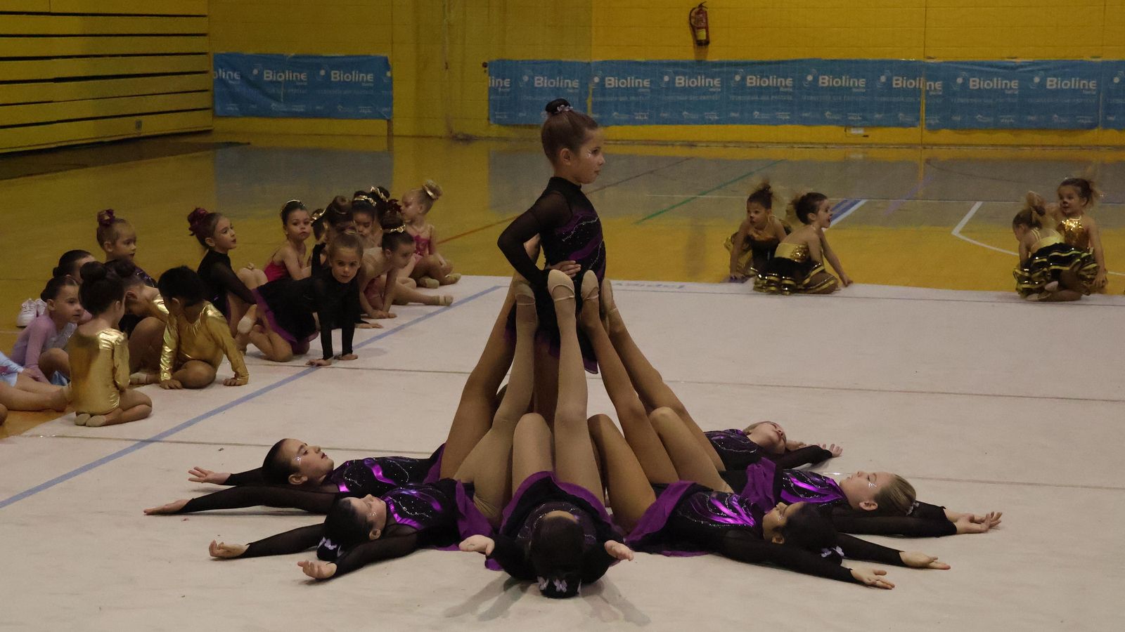 Un grupo durante la ejecución de su exhibición.