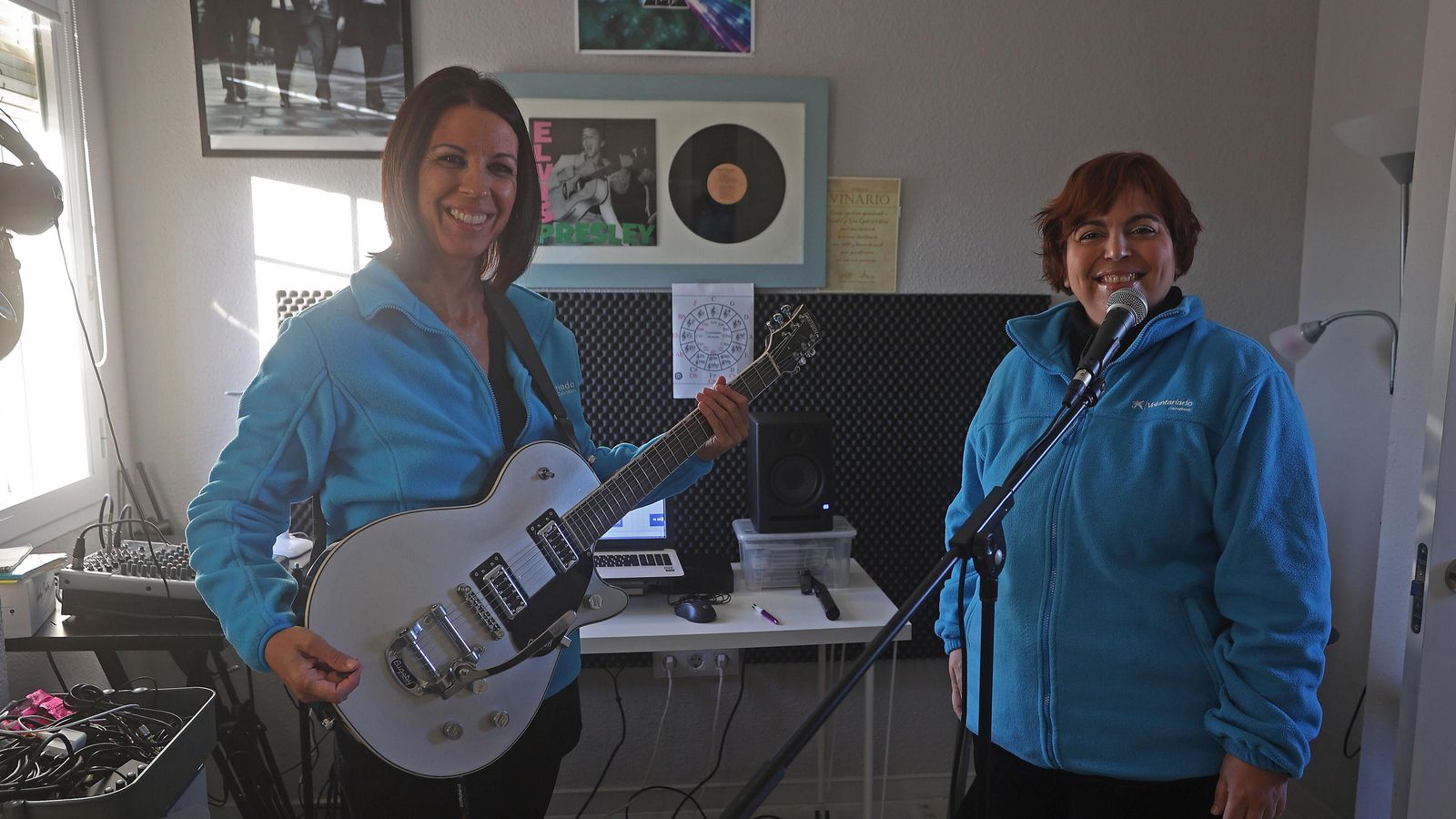 Desi y Rosanna en el estudio donde ensayan.