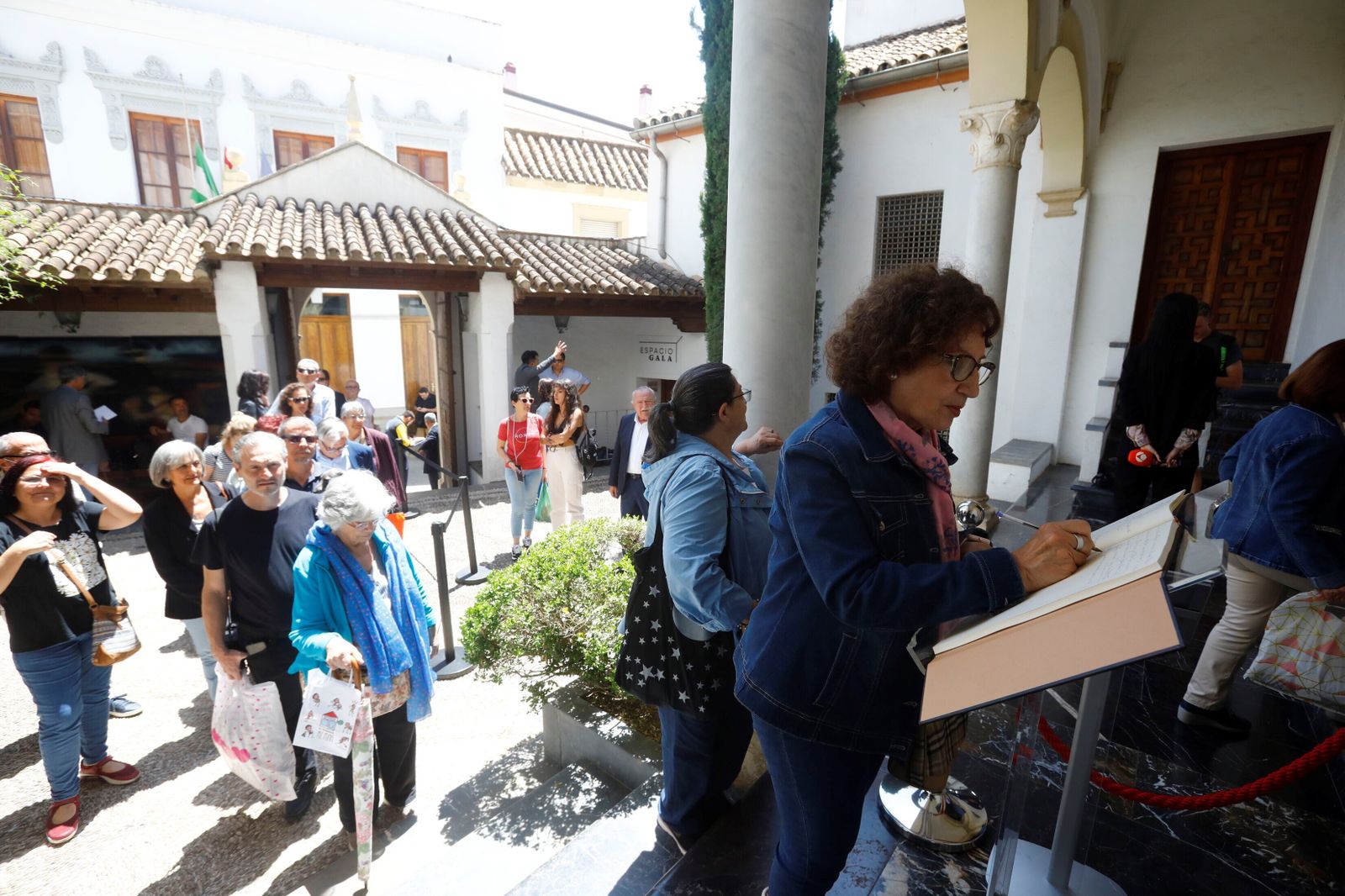 La capilla ardiente de Antonio Gala en su fundación en Córdoba, en imágenes