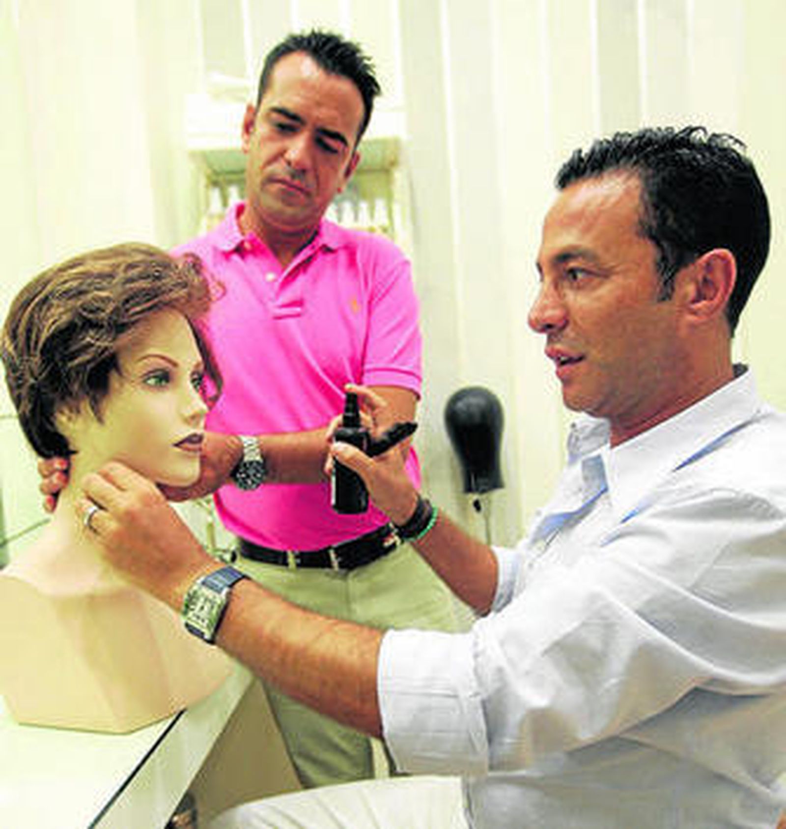 Dionisio Barrera preprara una peluca en su centro de la calle Alonso el Sabio.