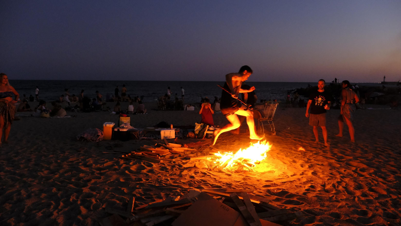 Imágenes de las hogueras de la Noche de San Juan en Almería capital