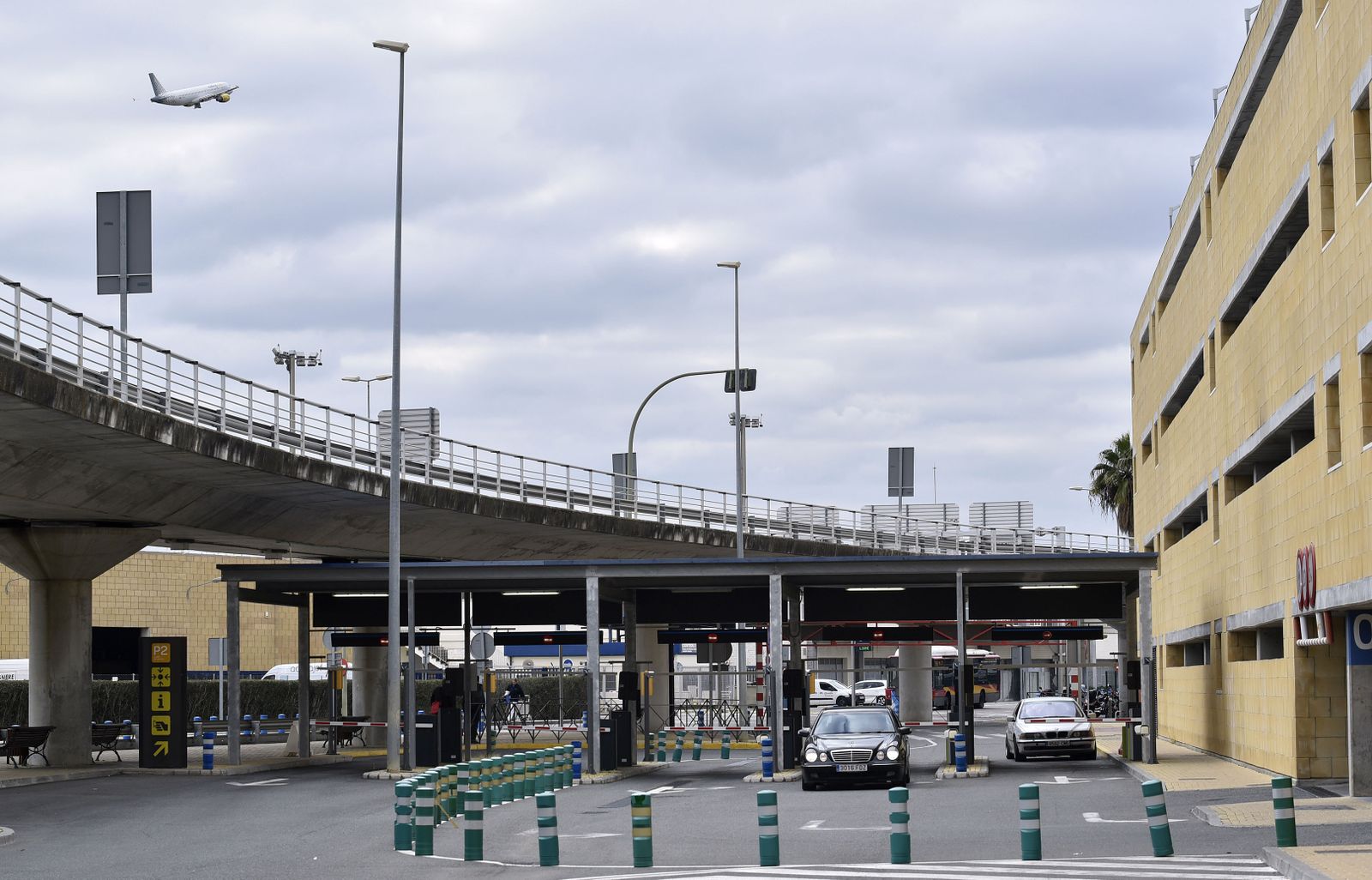 Entrada a uno de los aparcamientos del aeropuerto.