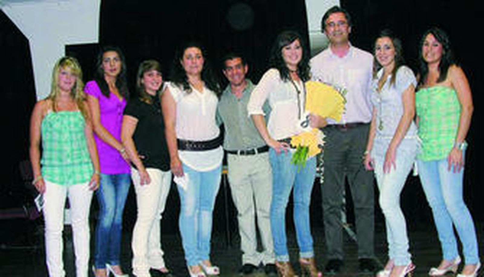 Natalia Mejías posa junto al alcalde, Pascual Collado y la corte de damas.