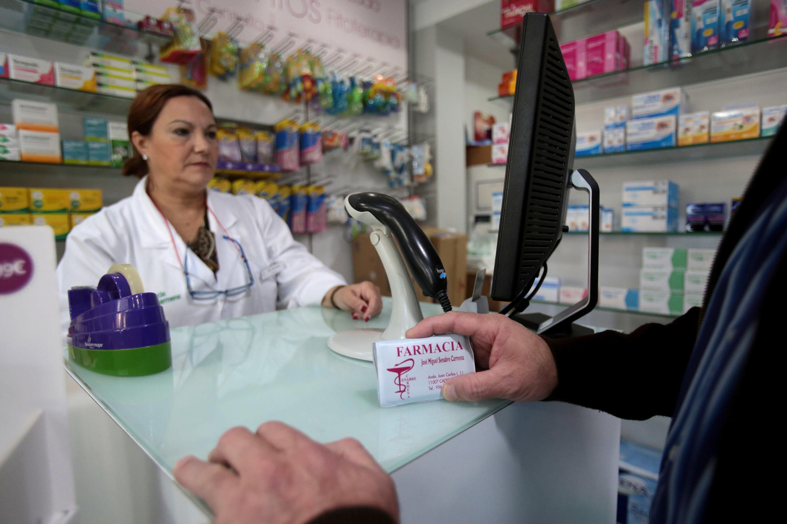 Una imagen del mostrador de la farmacia Senabre Carmena.