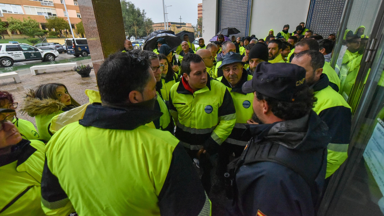 Imágenes de la entrada a los juzgados del trabjador detenido en la ultima manifestación de la plantilla Acerinox en