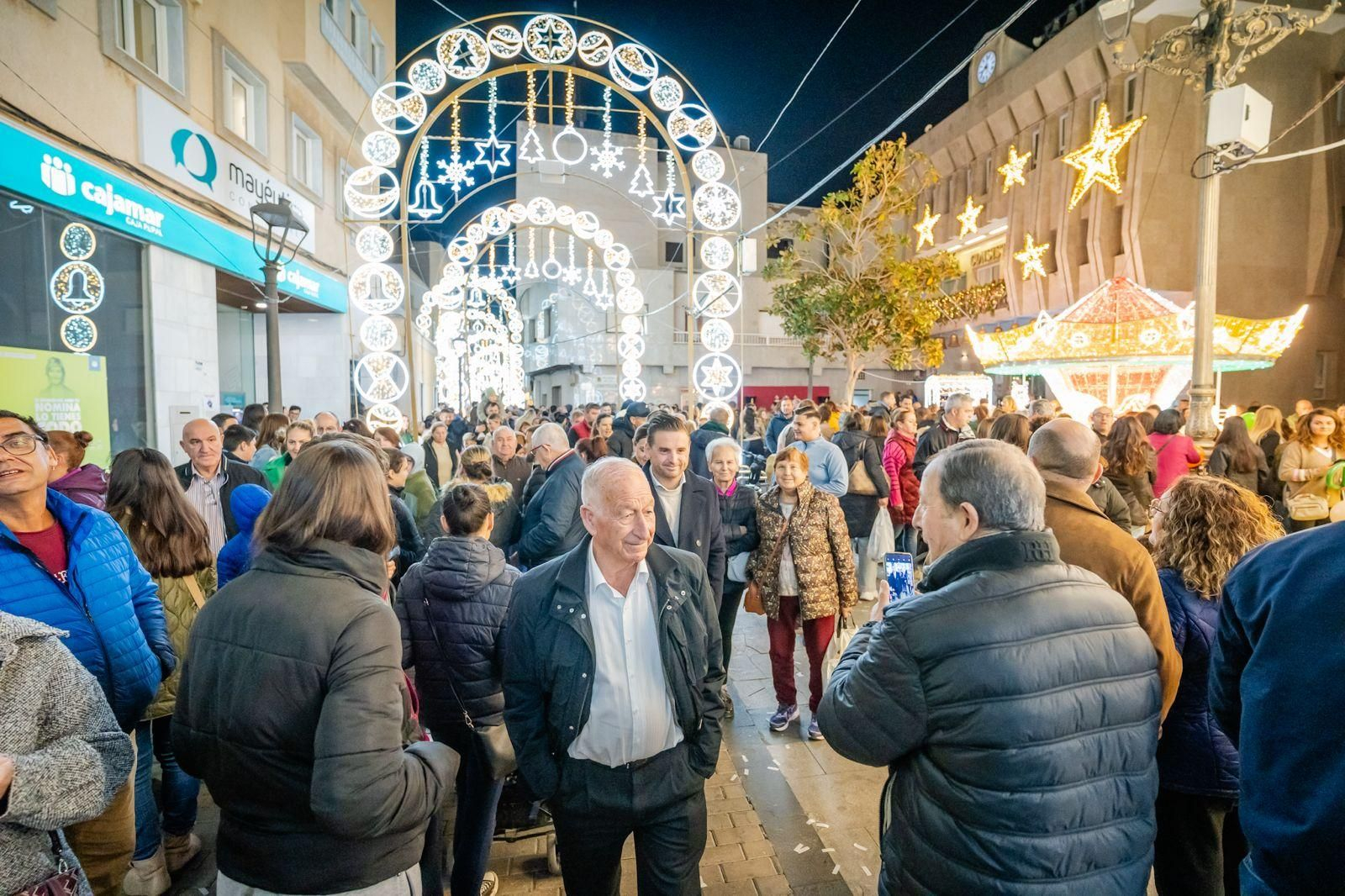 Gabriel Amat y su equipo de gobierno visitan el alumbrado de la Plaza de la Constitución.