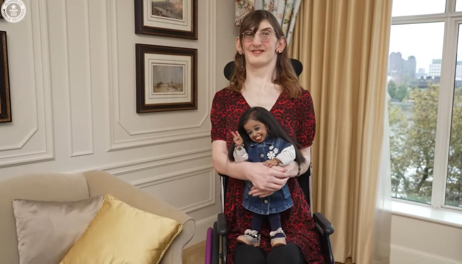 Rumeysa Gelgi, la mujer más alta del mundo, y Jyoti Amge, la mujer más baja