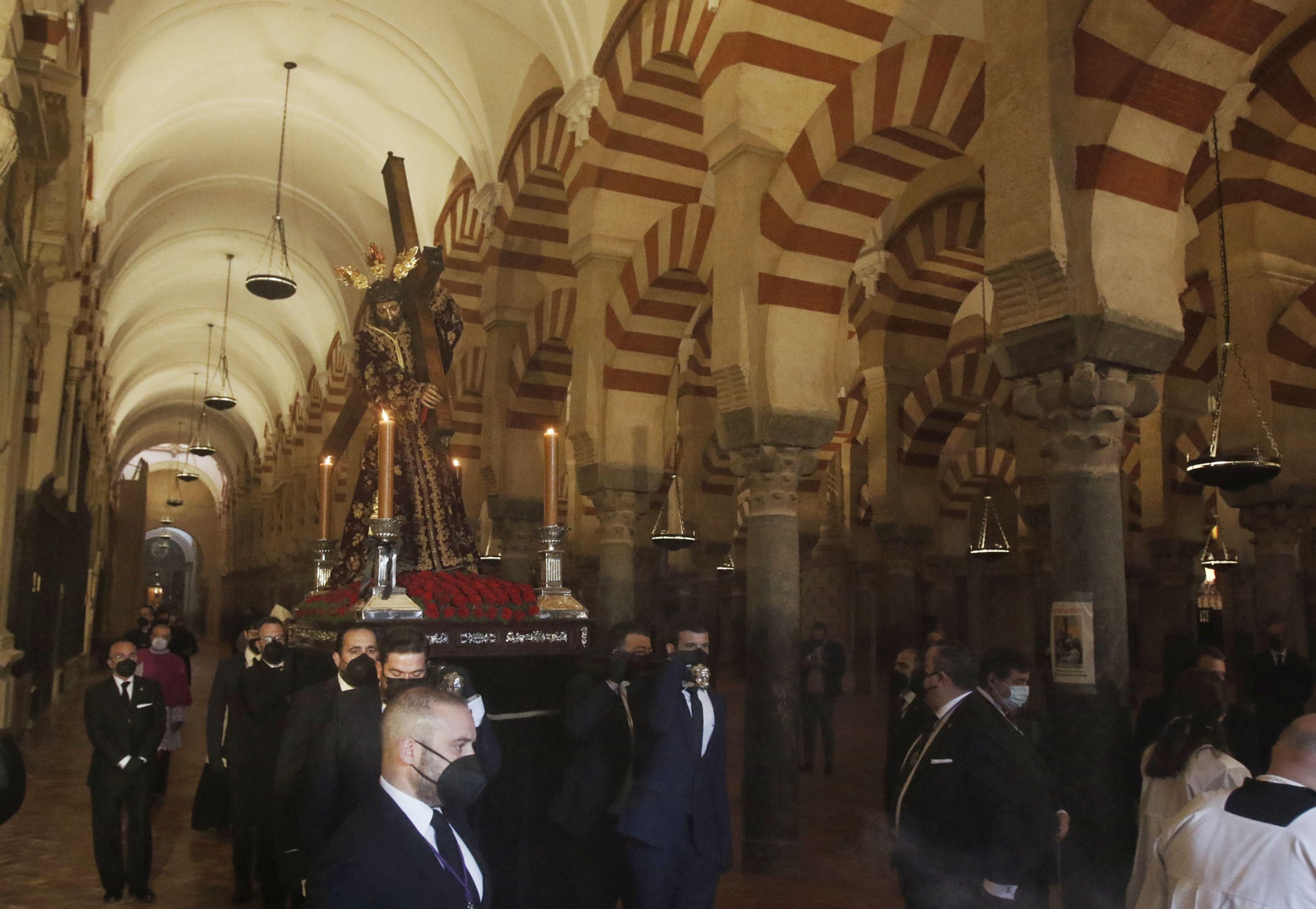 El Vía Crucis de las Cofradías de Córdoba, en imágenes
