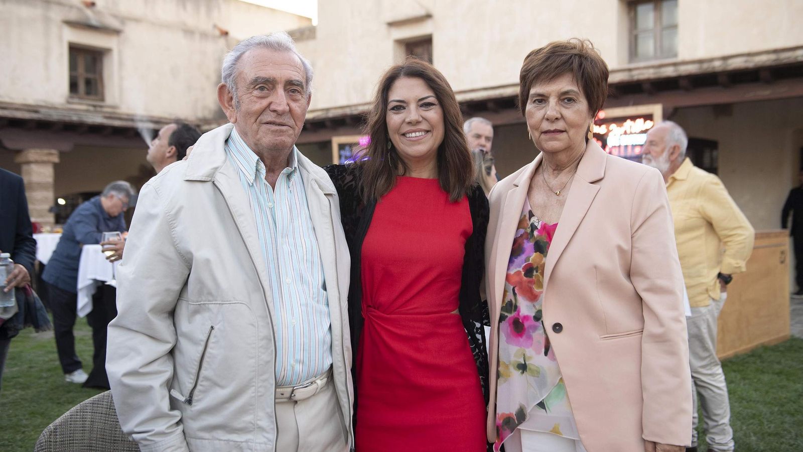 La periodista y galardonada Soco López con sus padres.