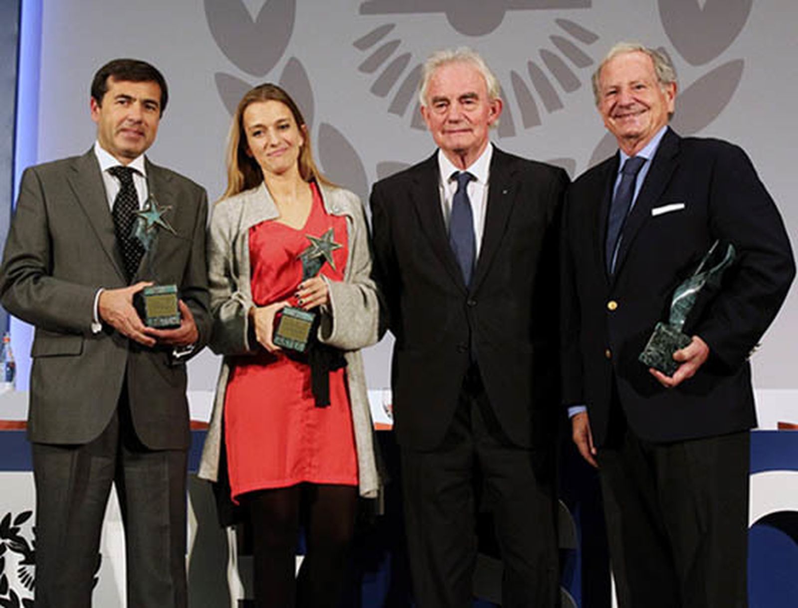 Juan Román Gallego, gerente de la Fundación Cobre Las Cruces;  Beatriz Bauzano, fundadora de la empresa ‘Las flores no se comen’; el padre Simón Reyes Martínez Córdoba, director general de ESIC, y José Gandía Giner, presidente de Royal SAT.  Foto: Victoria Ramírez
