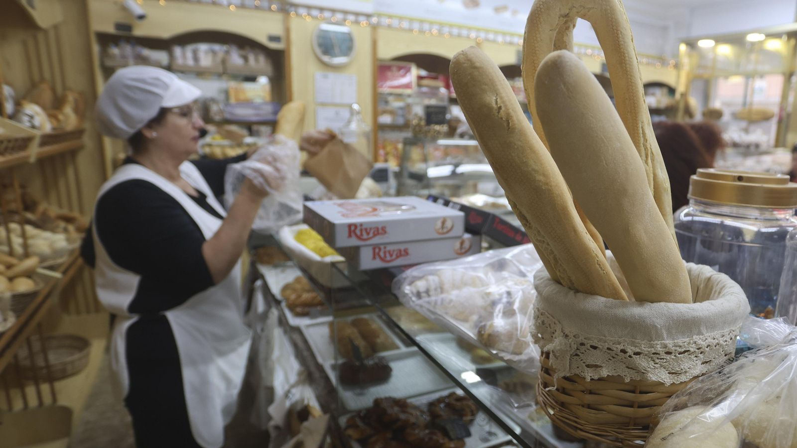 Una trabajadora vendiendo pan en la Panadería Artesanal Bakery El Burrito el Perchel.
