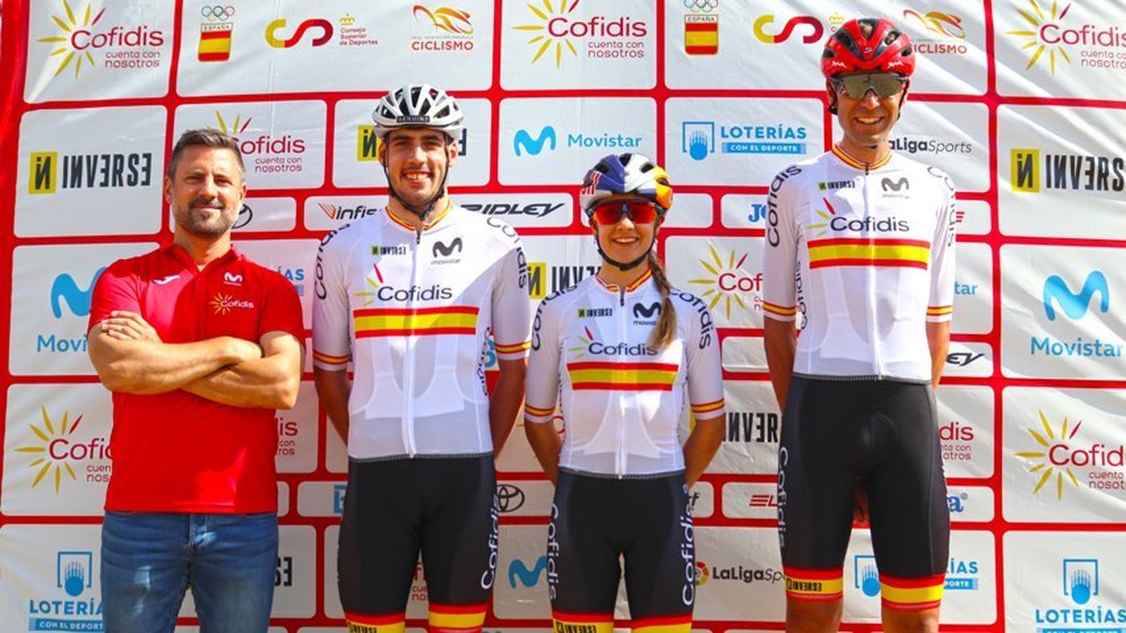 Zabala (i), junto a la selección española de mountain bike, con Valero a la derecha
