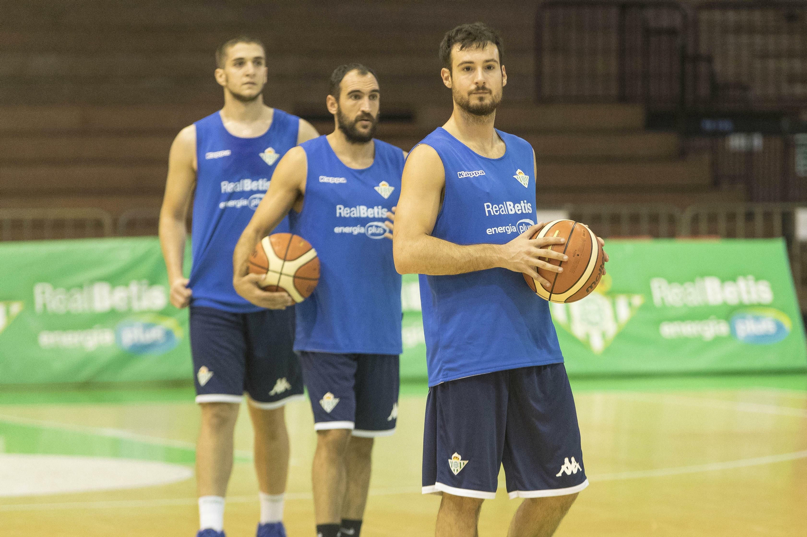 Lluís Costa, junto a Dani Rodríguez y Vlahovic, en un entrenamiento en San Pablo.