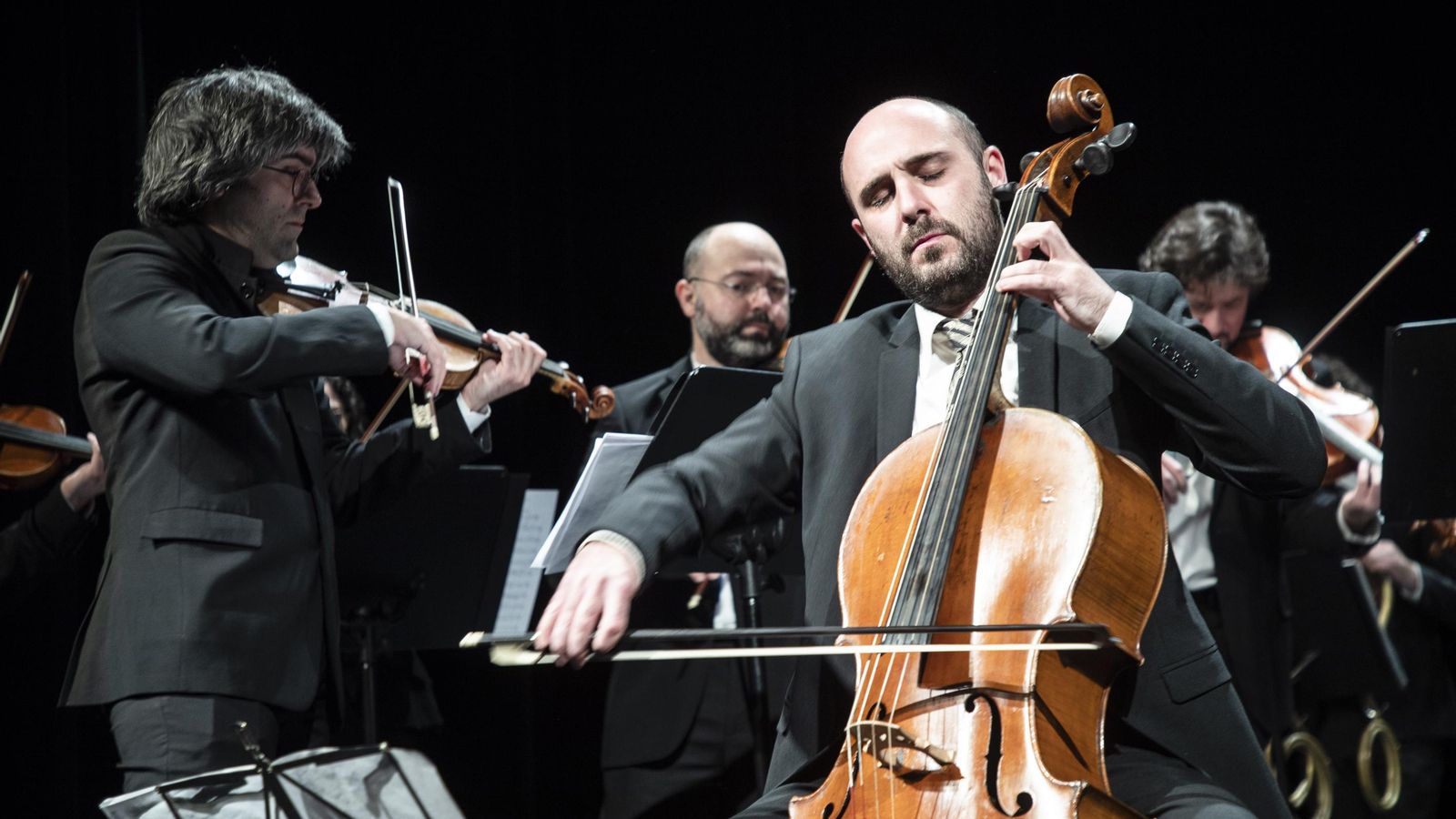Guillermo Turina interpretando, junto a La Tempestad, el 'Concierto para violonchelo' de Francisco Brunetti.