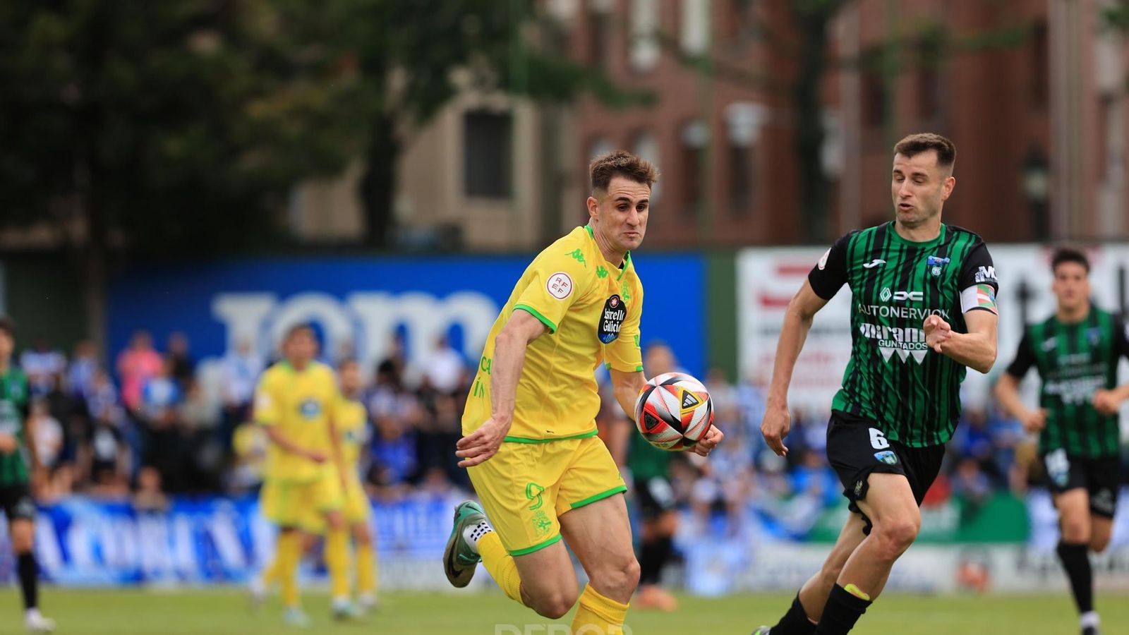 Ivan Barbero se marcha en carrera con el balón durante el encuentro frente al Sestao River.