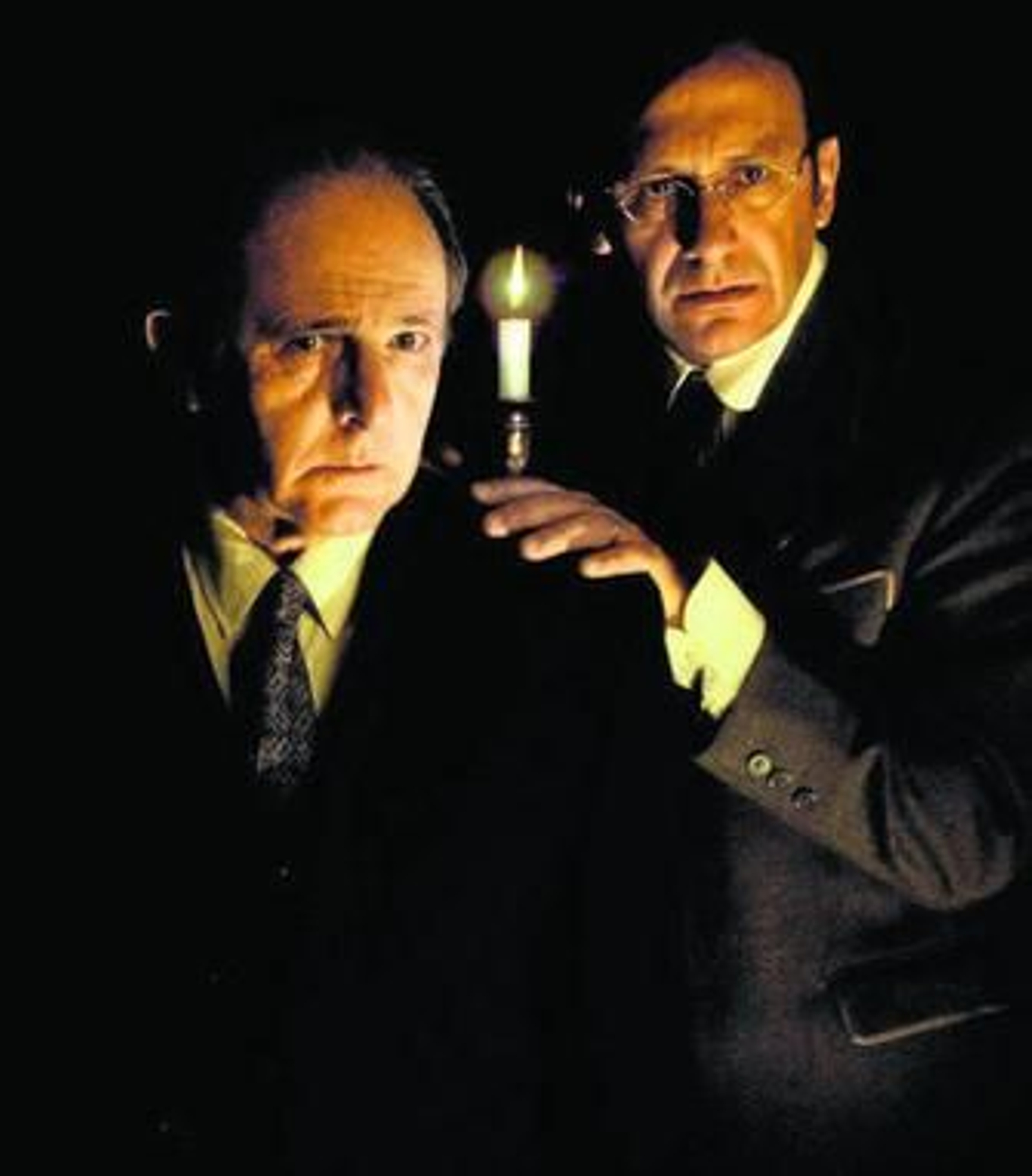 Los actores protagonistas durante la representación de la obra.