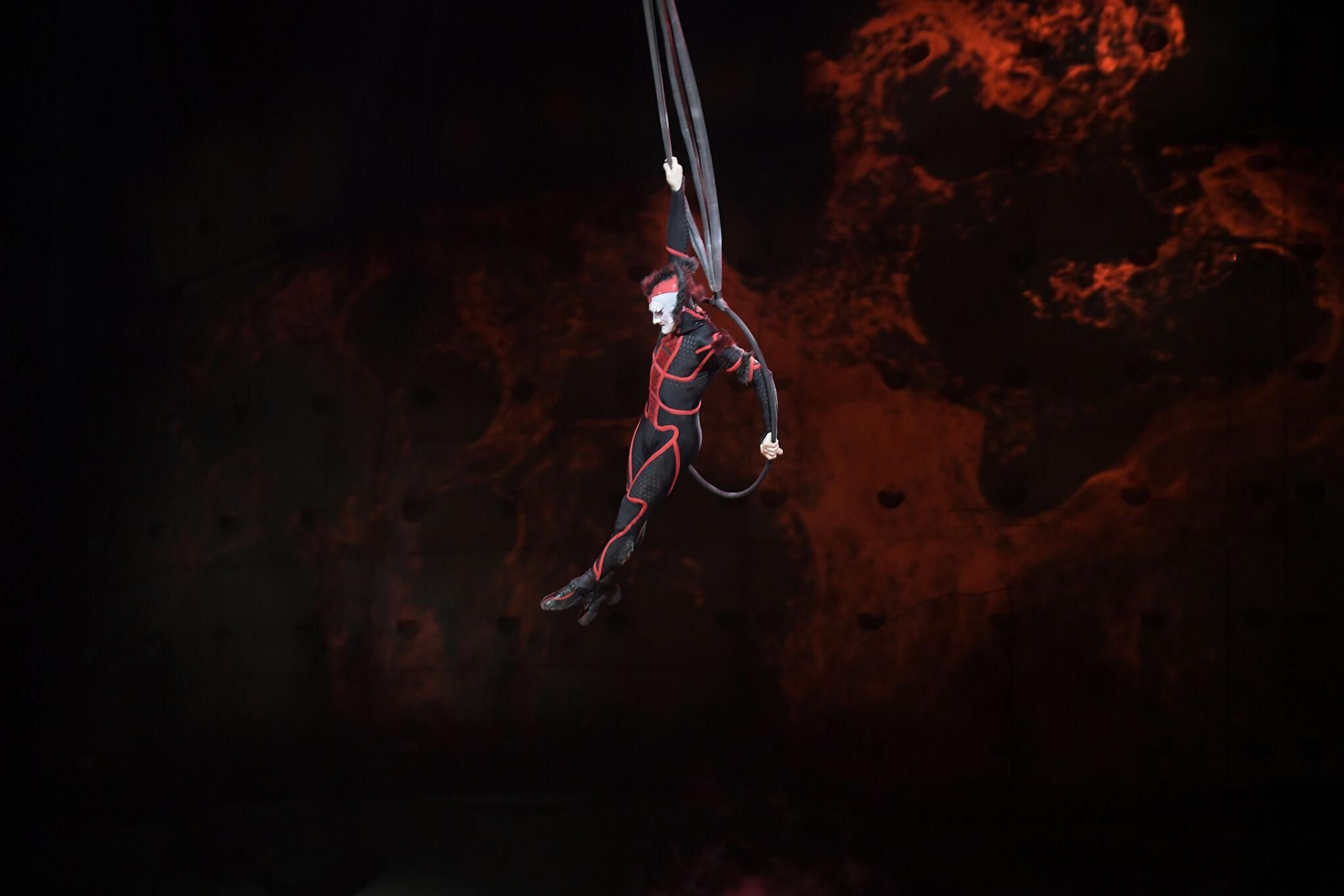 El Circo del Sol brilla en el Palacio de Deportes de Granada