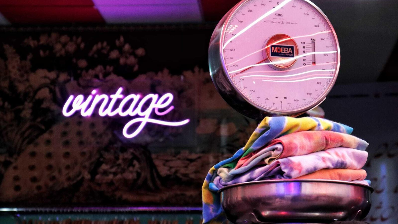 Balanza para pesar ropa vintage.