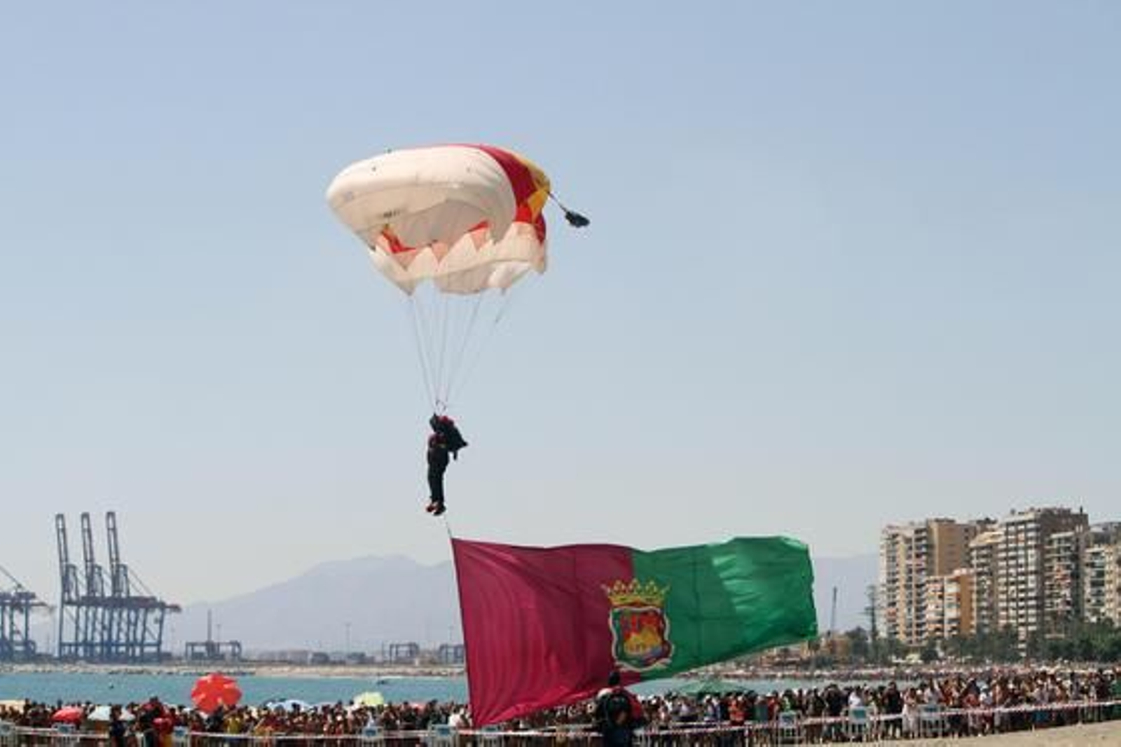 El II Festival Aéreo Internacional de Málaga, donde han participado 35 aeronaves y 90 pilotos, ha contado con la presencia de más de 250.000 personas.

Foto: Yolanda Montiel