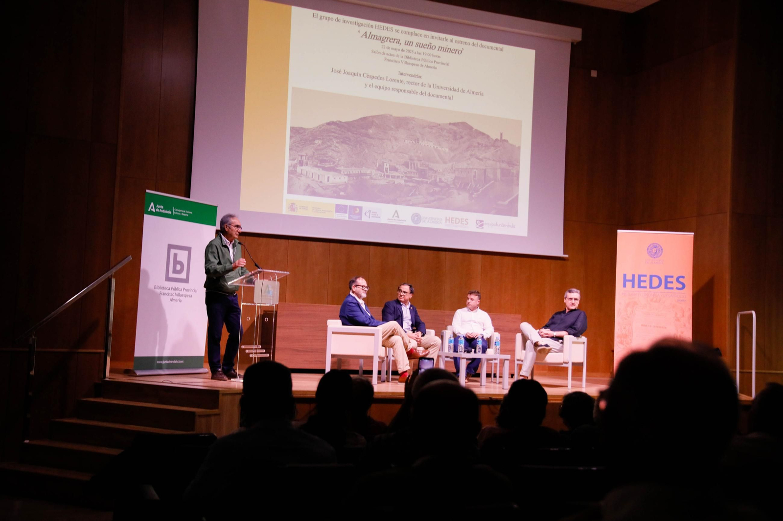 Imágenes de la presentación del documental "Almagrera, un sueño minero" en la biblioteca Villaespesa de Almería