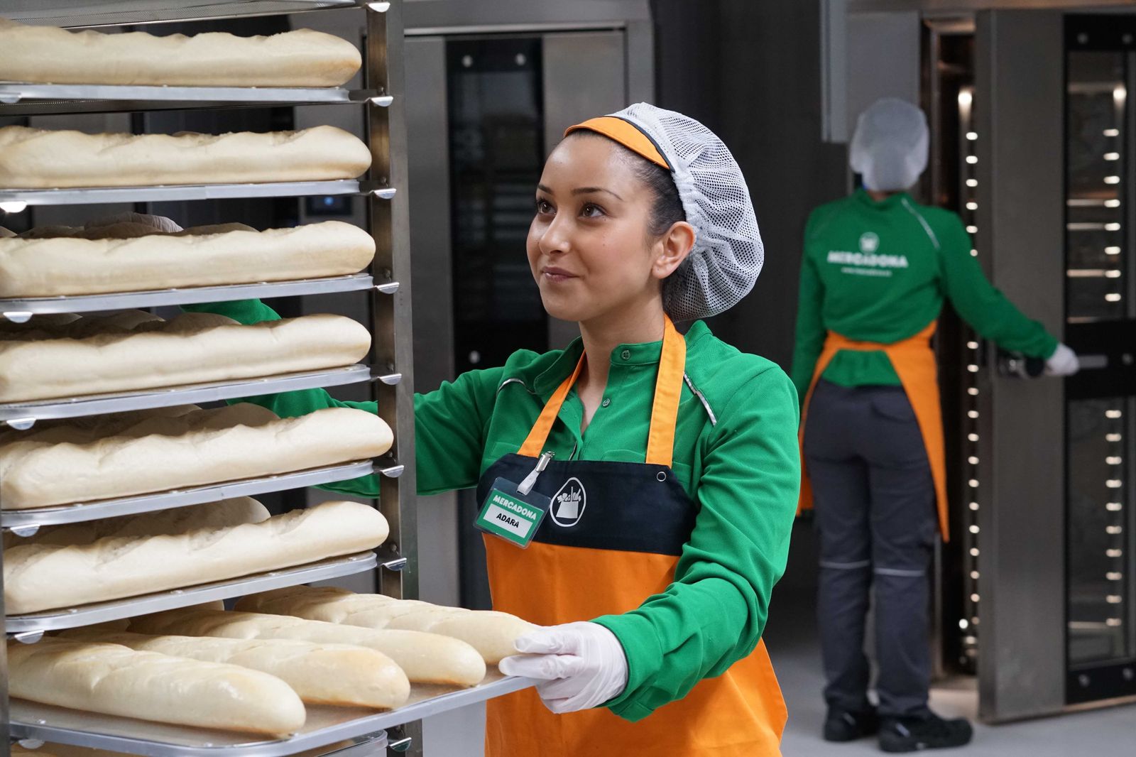 Hornera en el centro logístico de Valencia.