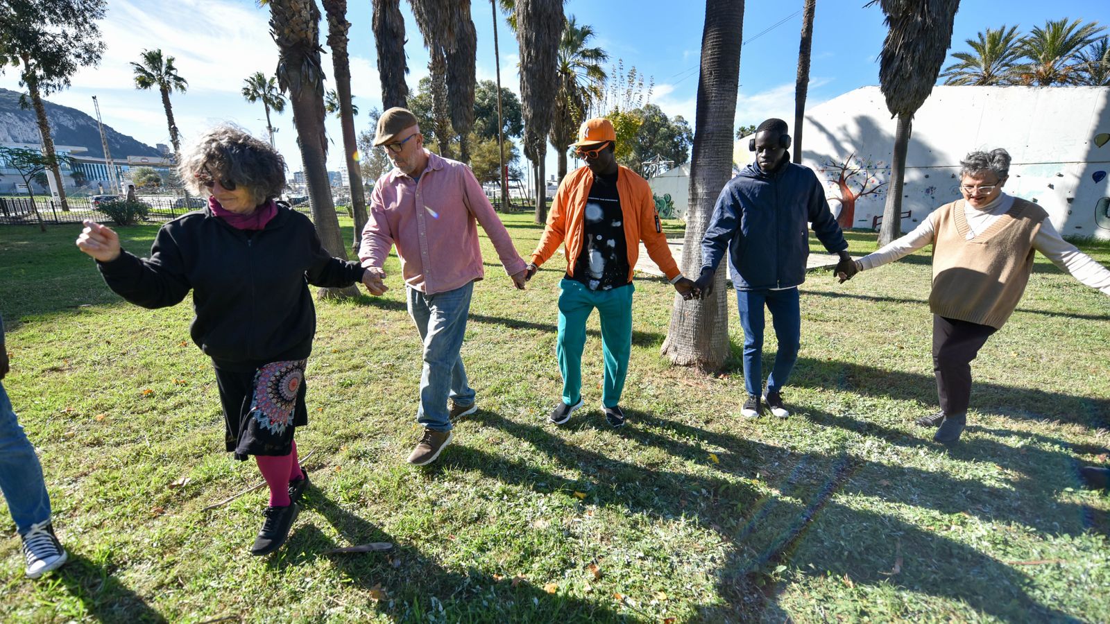 Danza circular en la parque Princesa Sofia, en imágenes