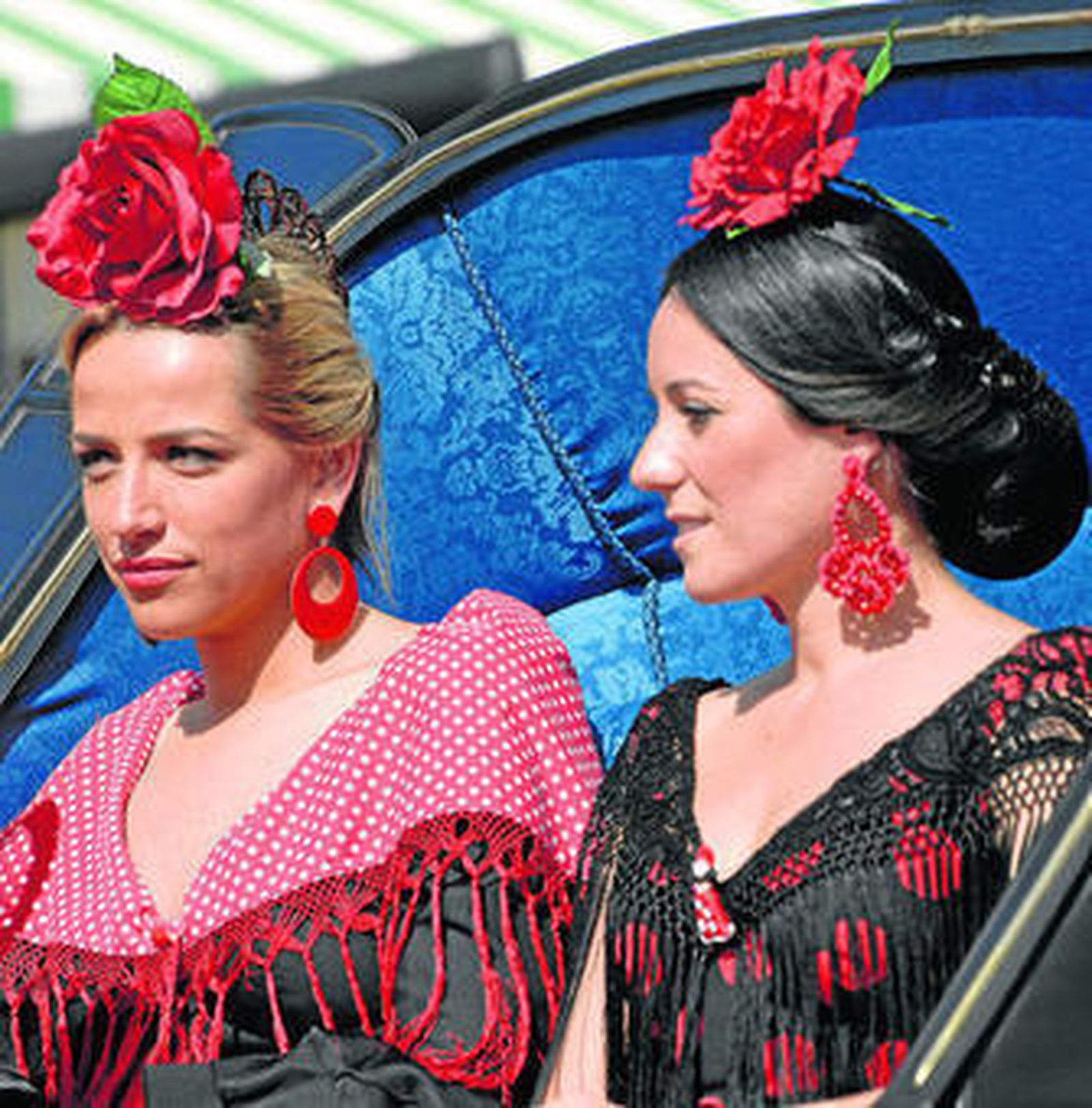 Elegancia femenina en un coche de caballos en el viernes de Feria.