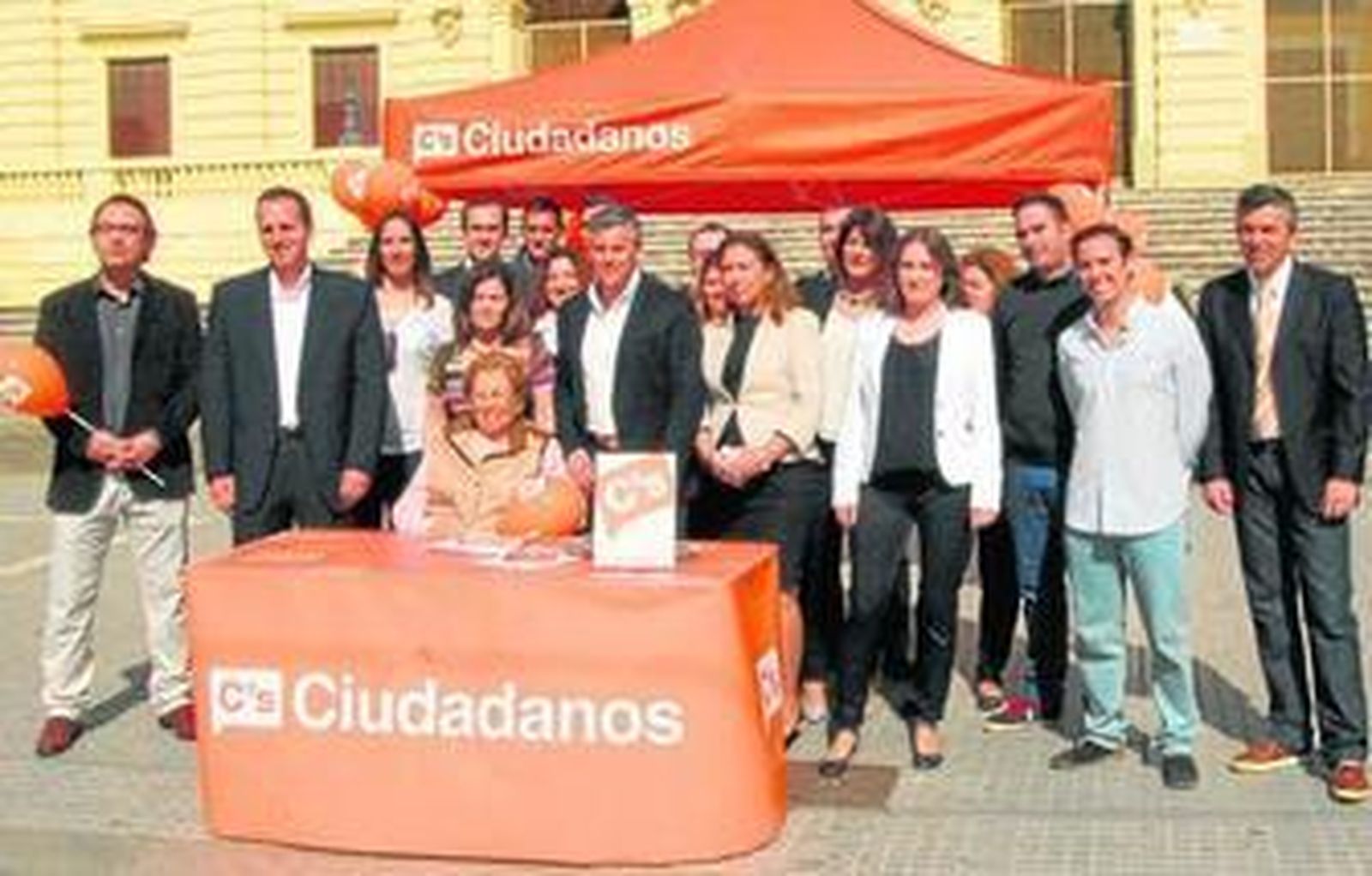 Javier Cano y Mayte Mas, en el centro, junto al resto de miembros de la candidatura.