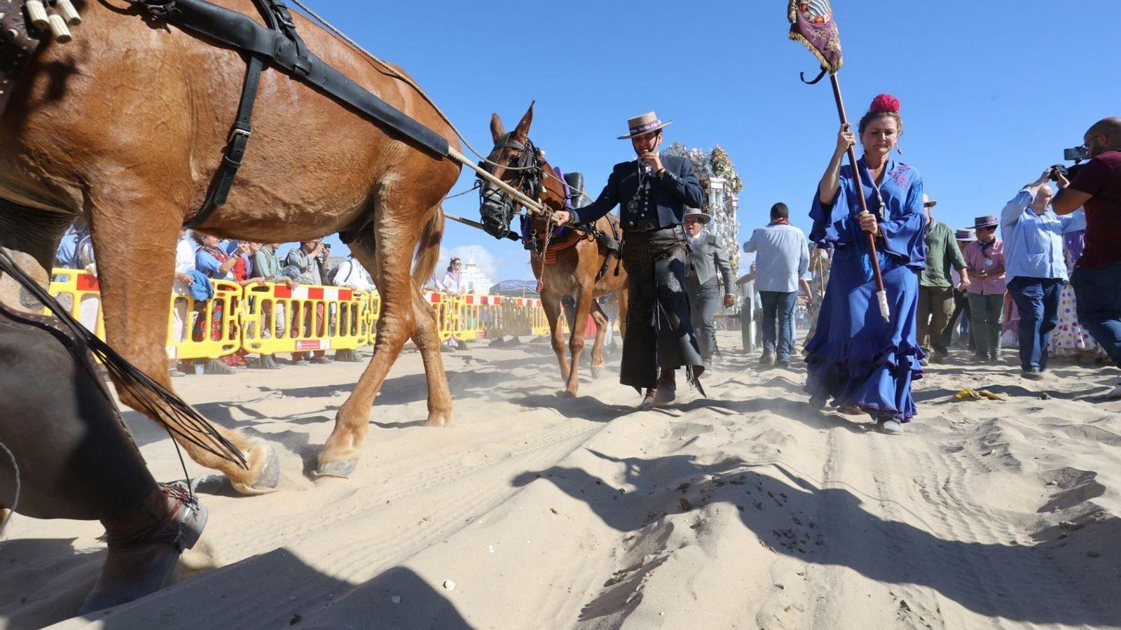 El Simpecado de Jerez, en Bajo de Guía dirigiéndose a la barcaza para embarcar y cruzar el Guadalquivir.