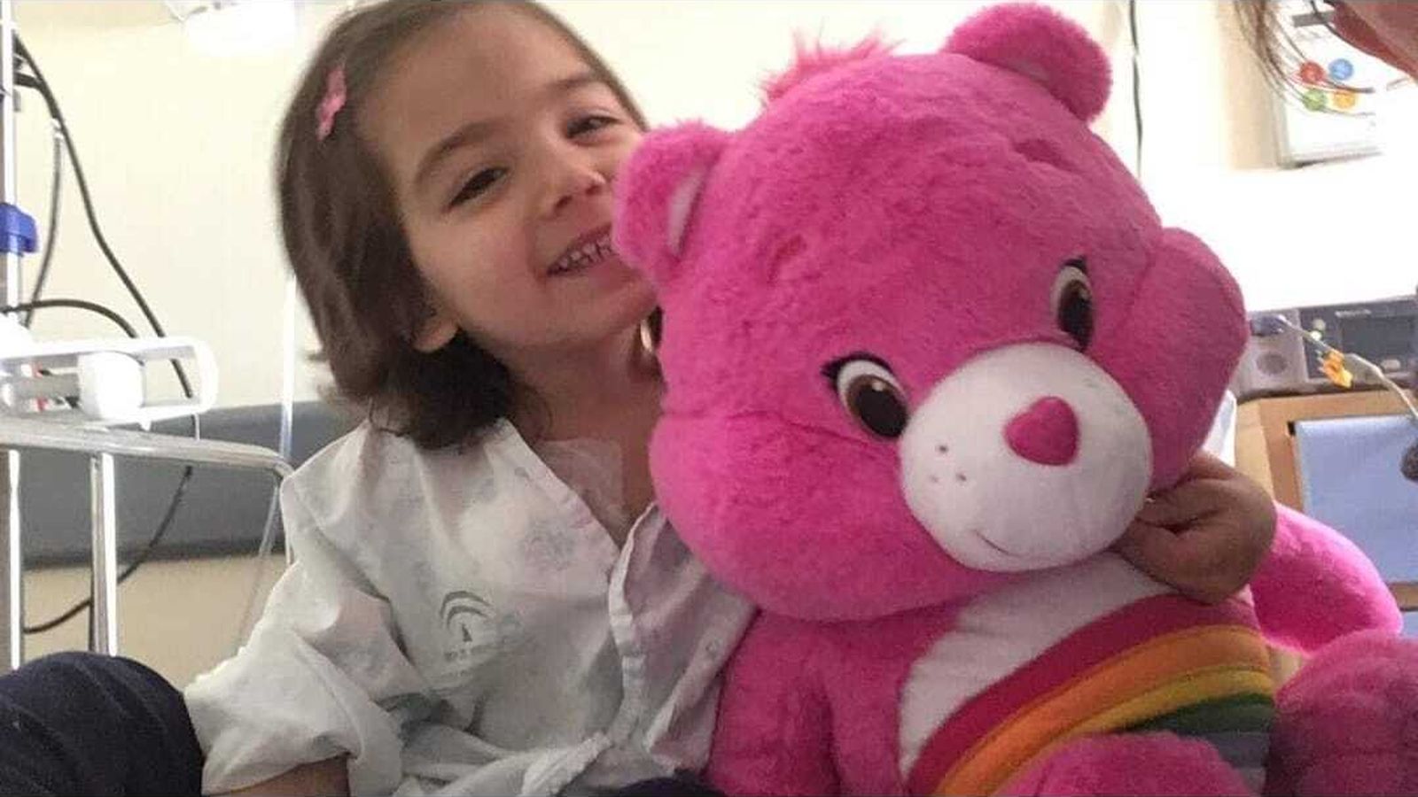 Ainara junto a un peluche en el hospital.