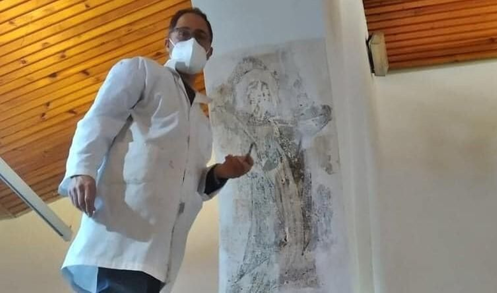 José Luis Ojeda Navío, junto a la pintura que va a restaurar.