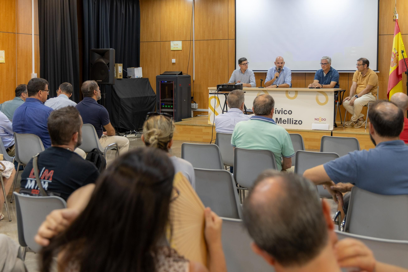 Reunión de los responsable del Ayuntamiento con los vecinos y comerciantes para explicar los efectos de la obra en Pagés del Corro Reunión de los responsable del Ayuntamiento con los vecinos y comerciantes para explicar los efectos de la obra en Pagés del Corro