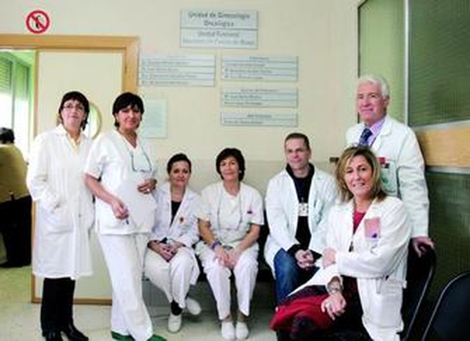 El doctor Menjón (de pie a la derecha) con parte de su equipo a la entrada de la unidad en la primera planta del Materno-Infantil.