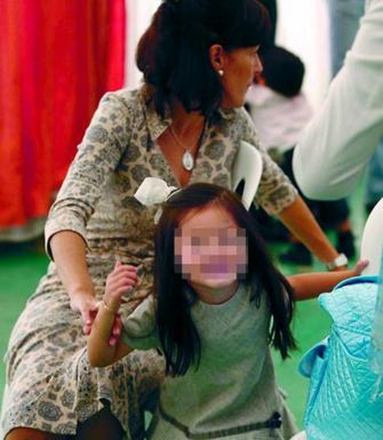 Una mujer y una niña en unas jornadas sobre adopción.